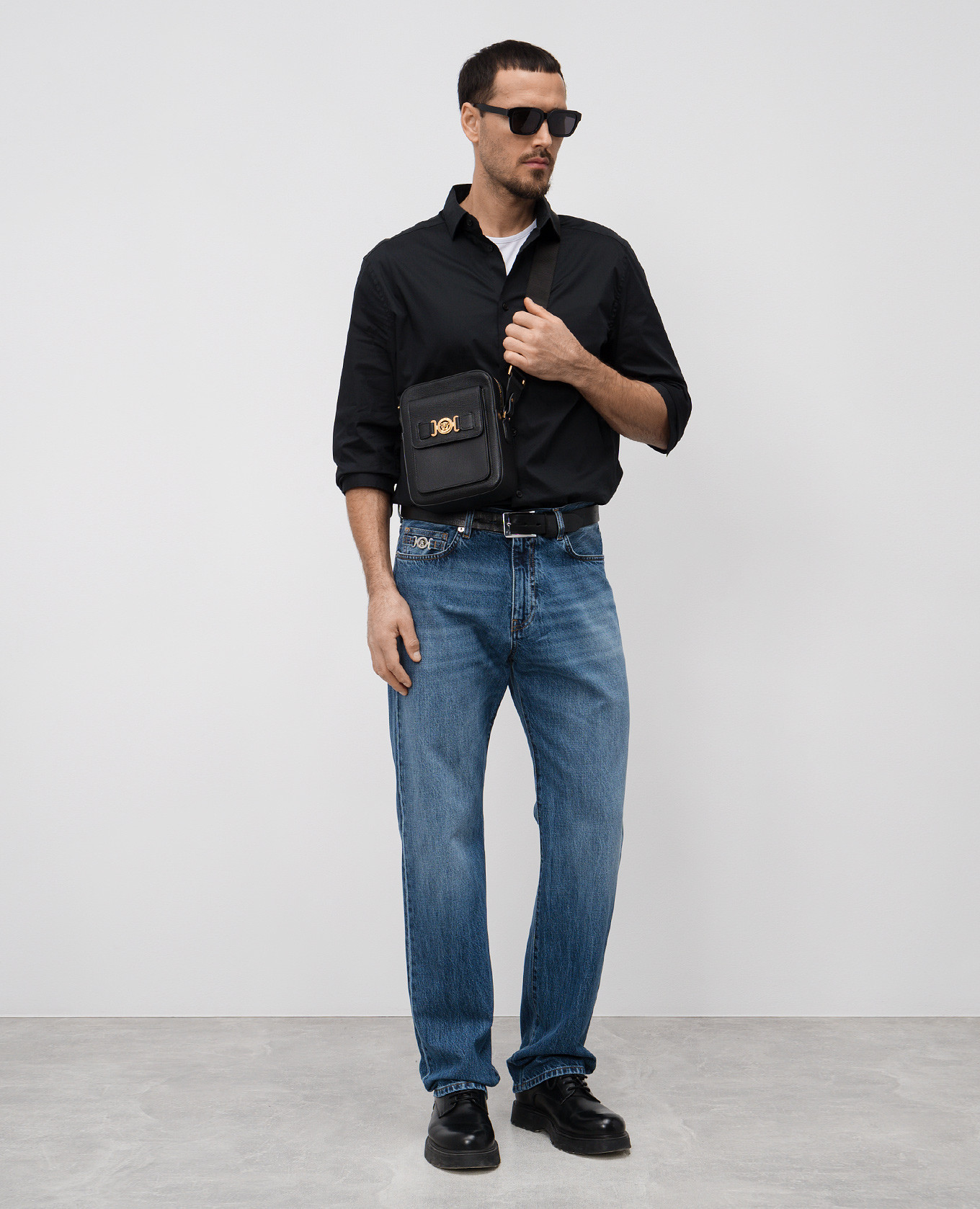 Blue jeans with leather logo patch Versace
Blue jeans with leather logo patch Versace