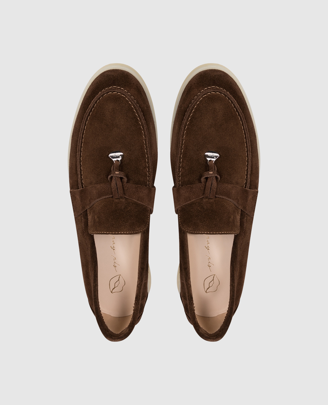 Brown suede loafers with a pendant Babe Pay Pls
Brown suede loafers with a pendant Babe Pay Pls