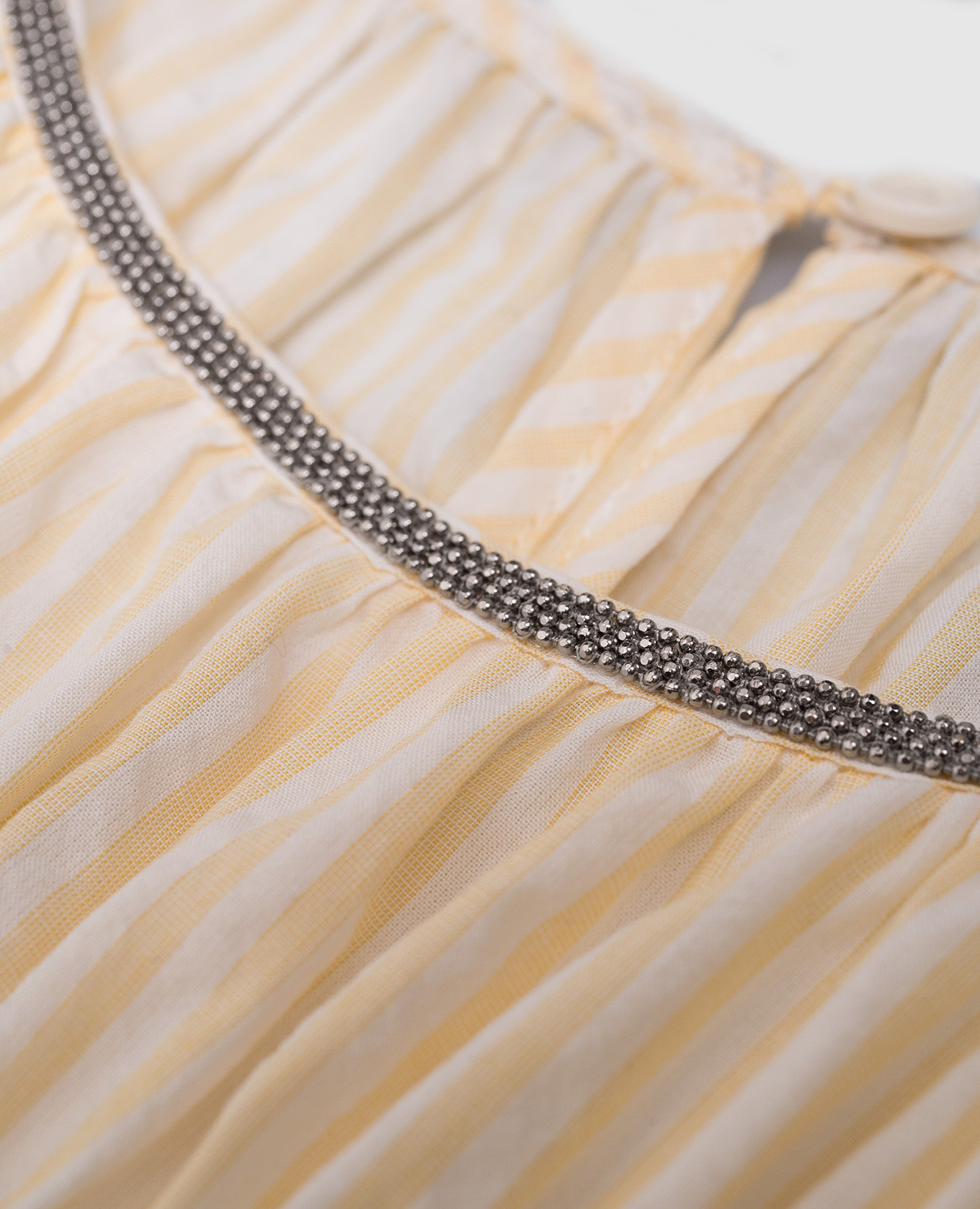 Children's yellow dress with a monil chain made of ekolatuny Brunello Cucinelli
Children's yellow dress with a monil chain made of ekolatuny Brunello Cucinelli
