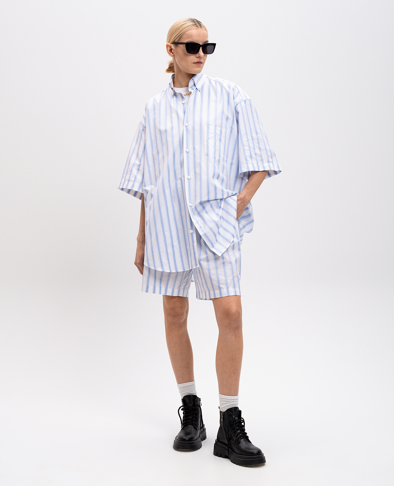 White striped shorts with logo pattern Vetements
White striped shorts with logo pattern Vetements