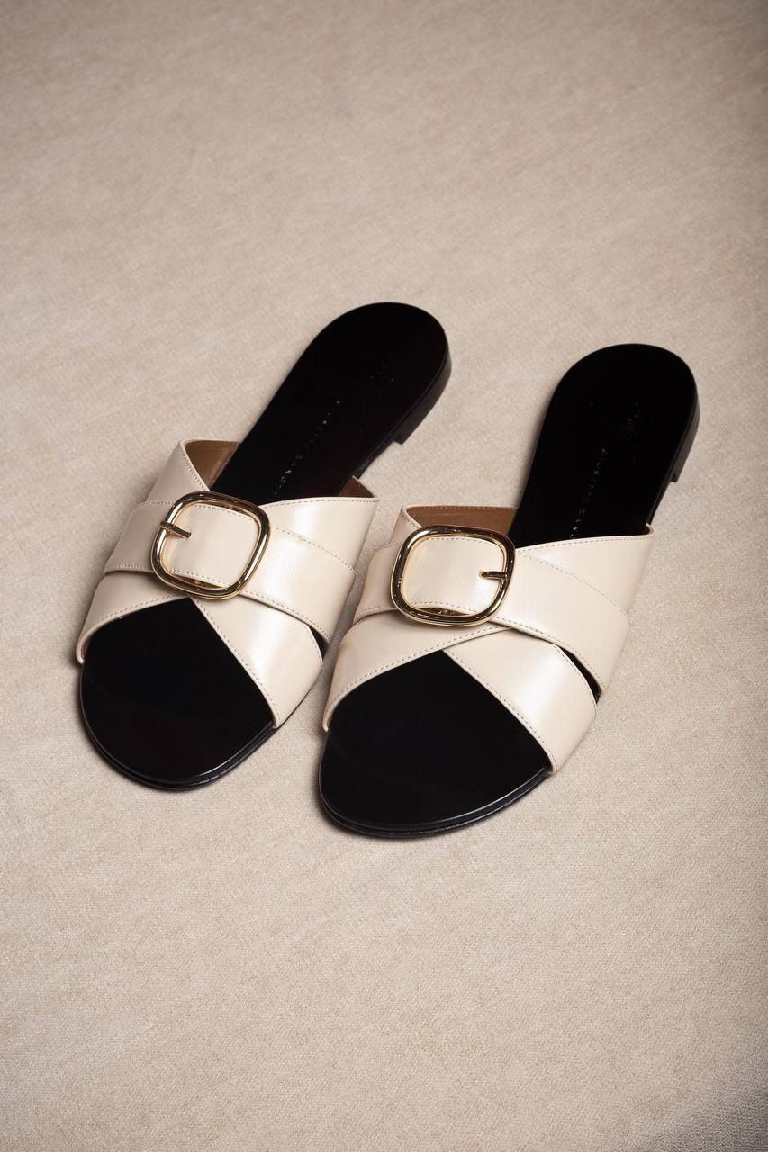 Anuvorock Beige Leather Slides Giuseppe Zanotti
Anuvorock Beige Leather Slides Giuseppe Zanotti