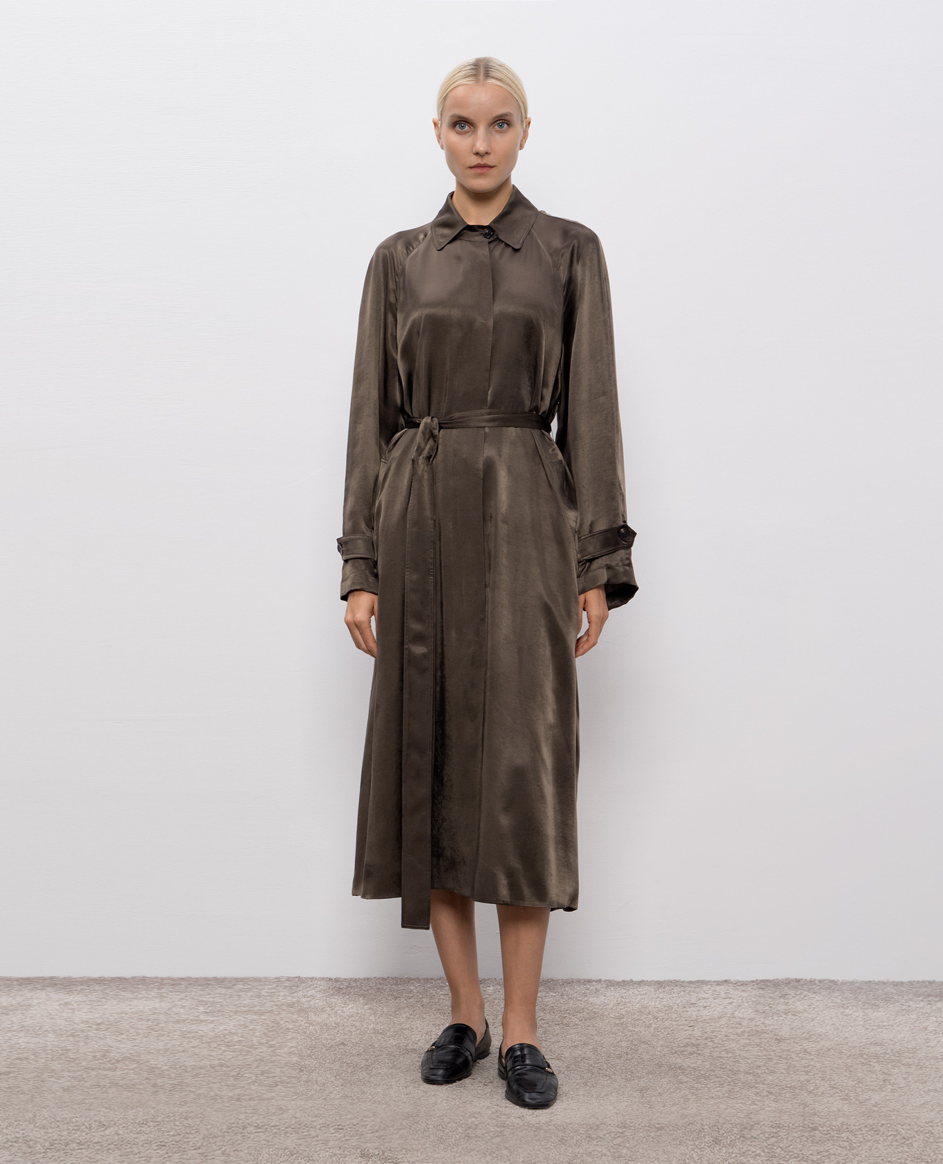 Ryo brown cloak with shiny texture The Row
Ryo brown cloak with shiny texture The Row