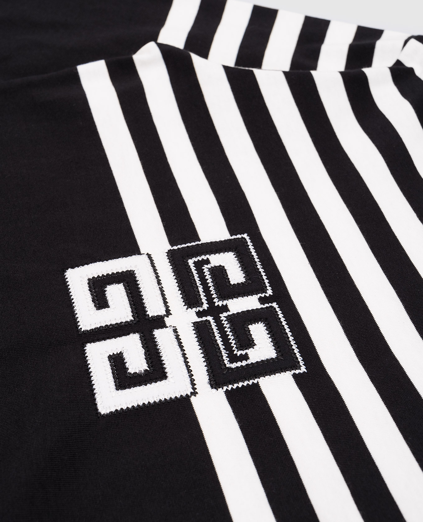 Children's black striped longsleeve Givenchy
Children's black striped longsleeve Givenchy