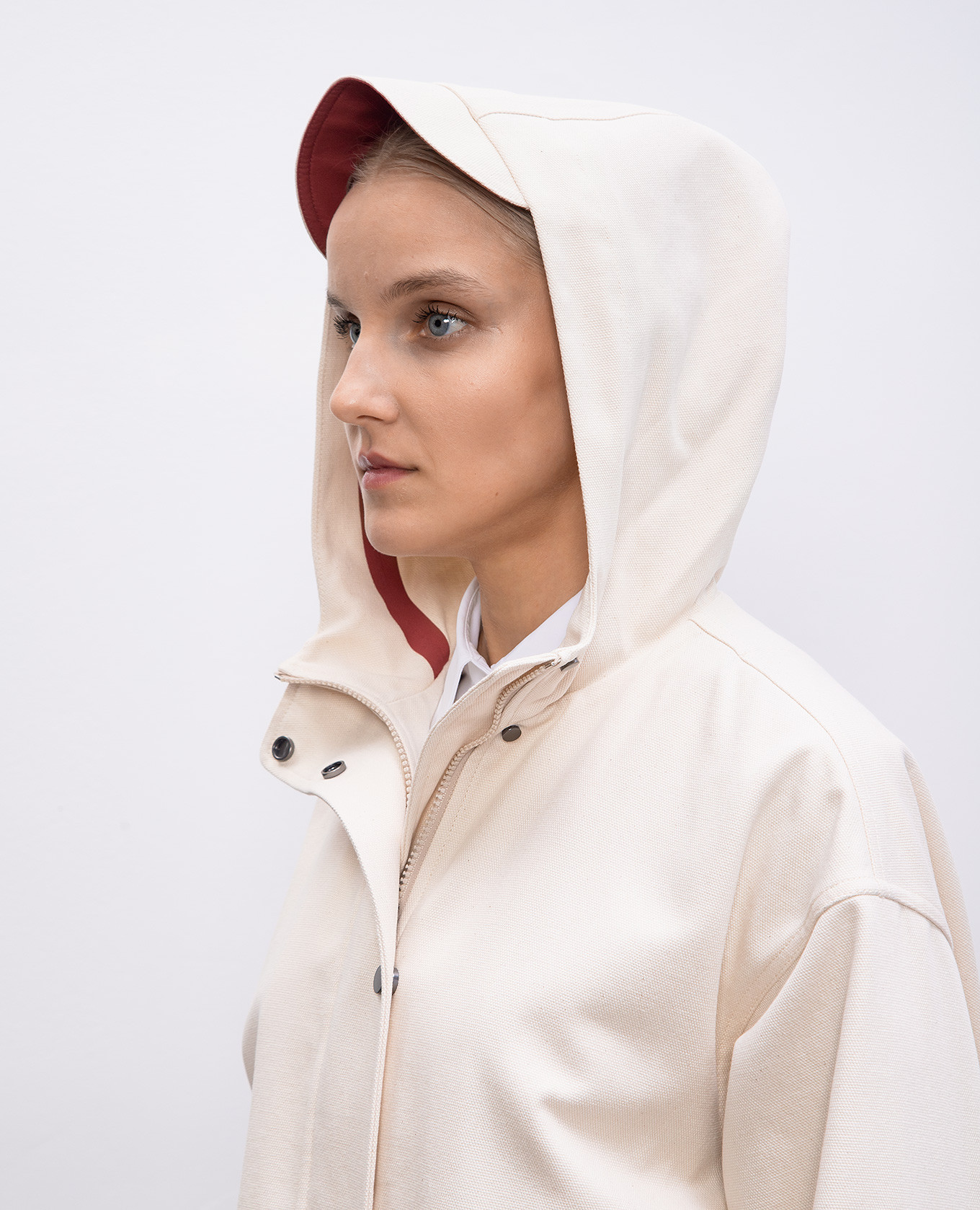 White jacket with leather pullover with monil chain from eclatuni Brunello Cucinelli
White jacket with leather pullover with monil chain from eclatuni Brunello Cucinelli