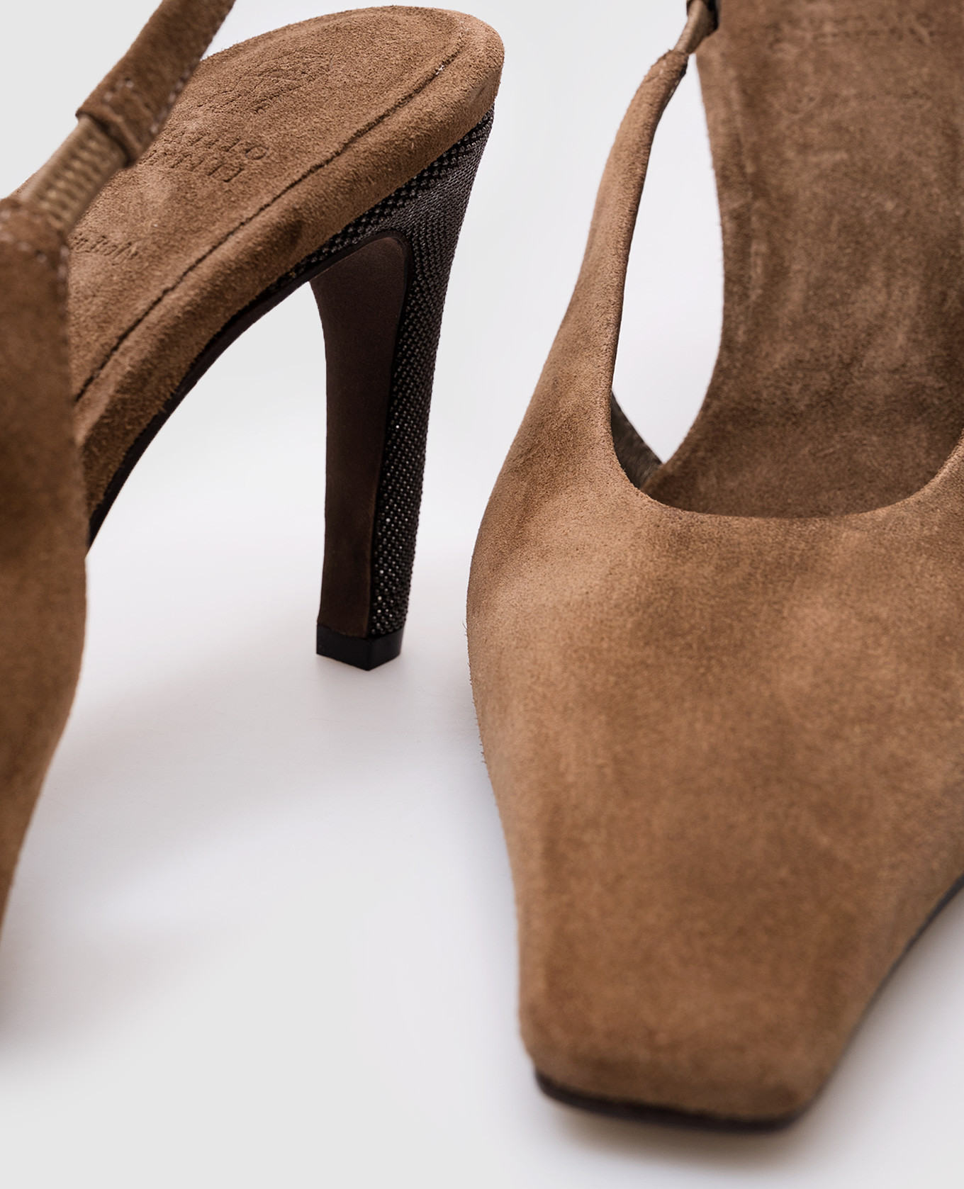 Brown suede slingbacks with monil chain Brunello Cucinelli
Brown suede slingbacks with monil chain Brunello Cucinelli
