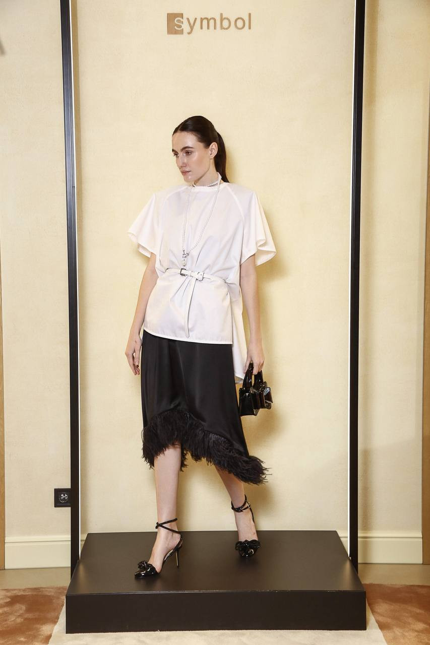 White blouse with silk CO
White blouse with silk CO