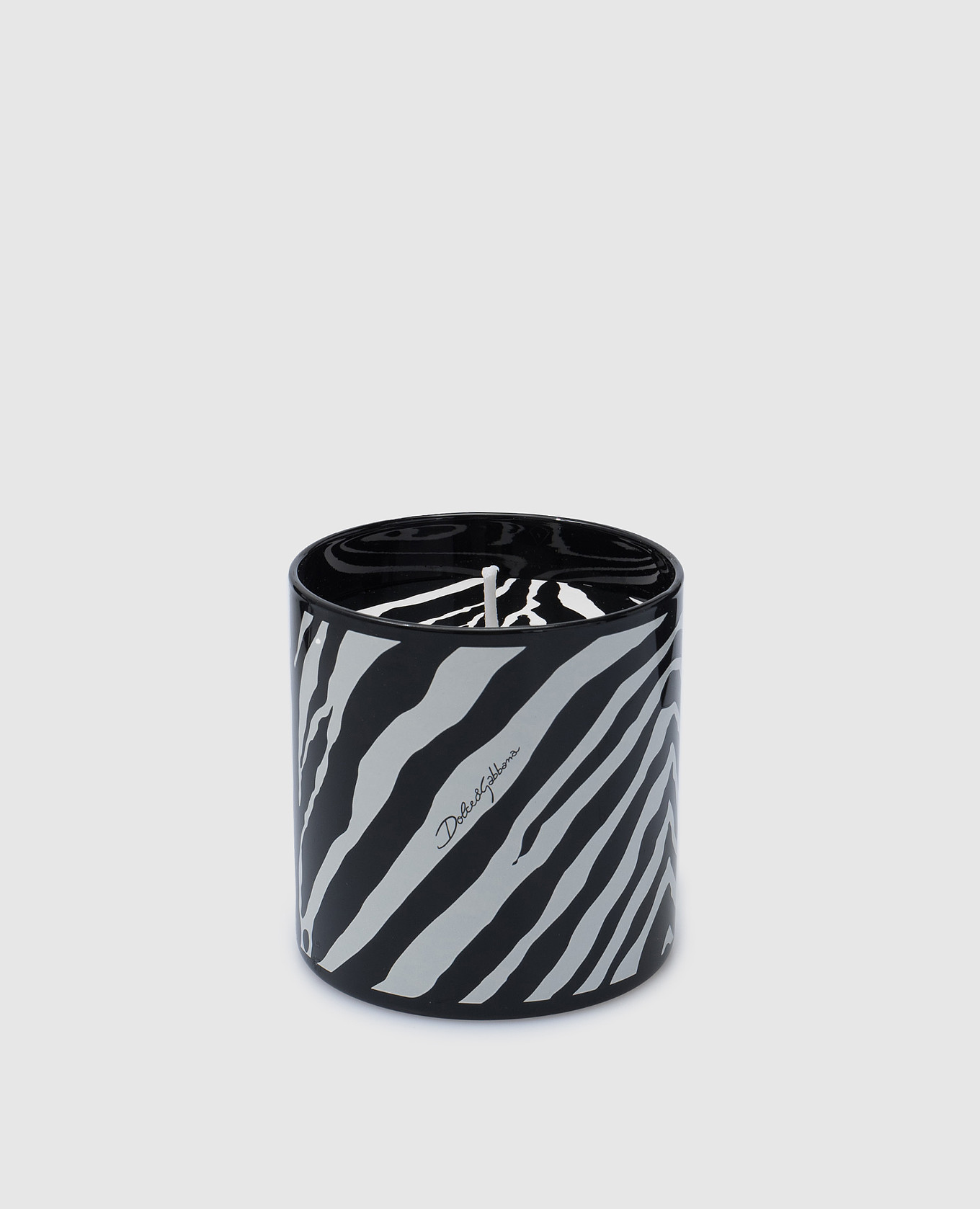 Scented candle with lychee and mulberry scent in a glass candle holder Dolce&Gabbana, White
Scented candle with lychee and mulberry scent in a glass candle holder Dolce&Gabbana, White