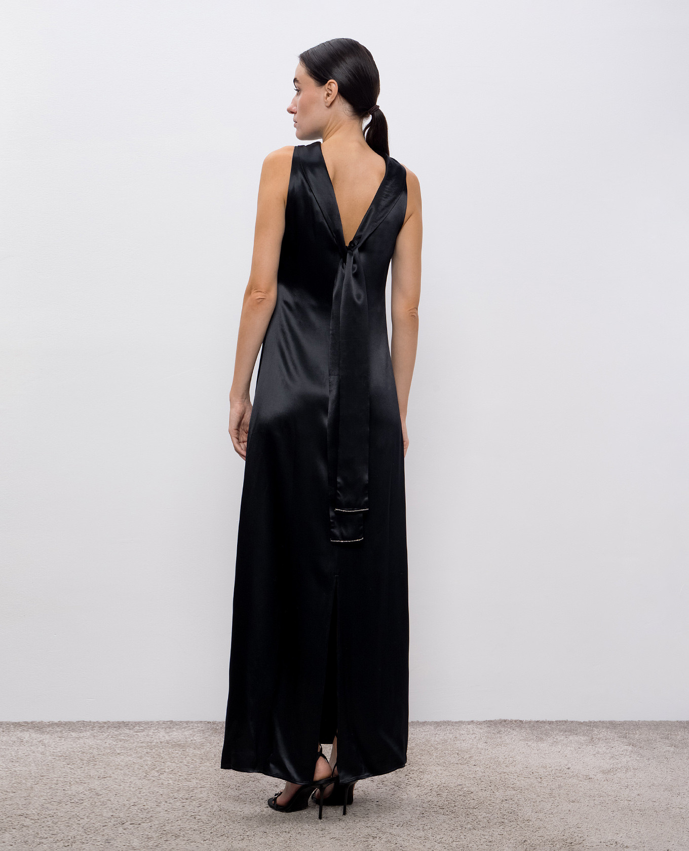 Black maxi dress with monil chain Peserico
Black maxi dress with monil chain Peserico
