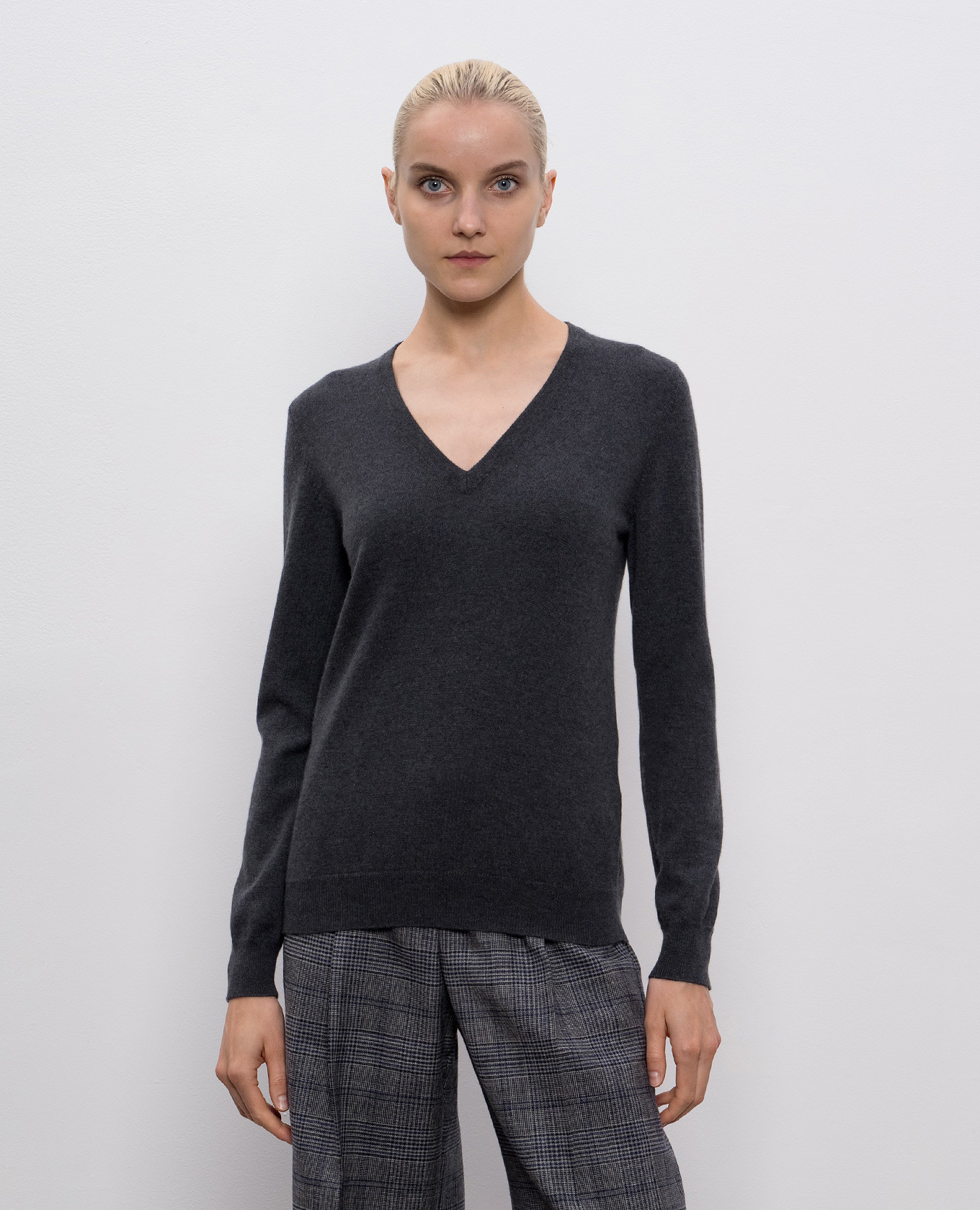 Gray cashmere pullover with monil chain Brunello Cucinelli, Grey
Gray cashmere pullover with monil chain Brunello Cucinelli, Grey