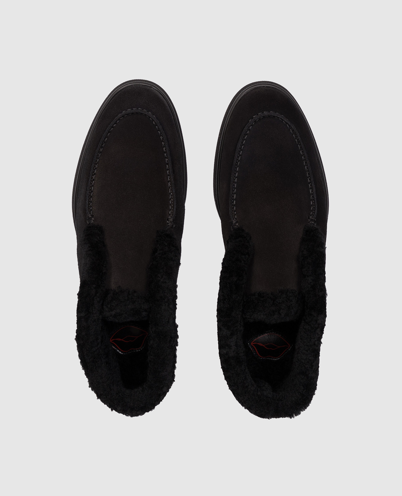 Suede deserts on fur in black with trim Babe Pay Pls
Suede deserts on fur in black with trim Babe Pay Pls