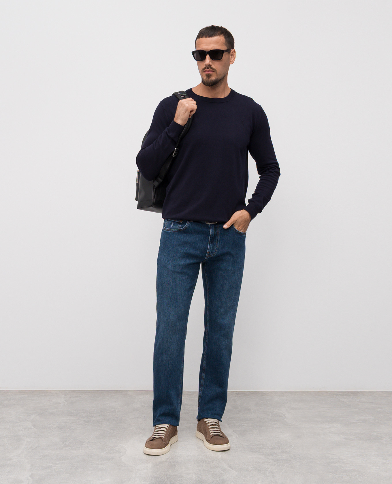 Blue jeans with embroidered emblem Trussardi
Blue jeans with embroidered emblem Trussardi