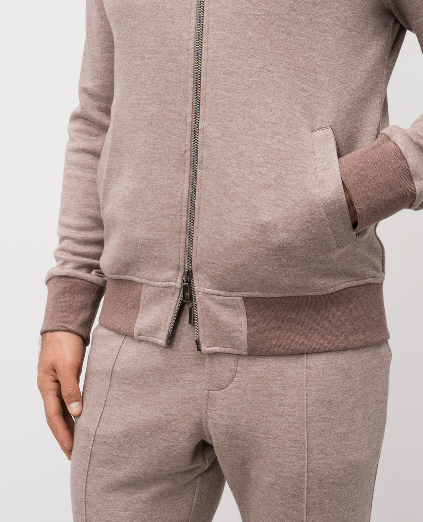 Brown suit with logo CAPOBIANCO
Brown suit with logo CAPOBIANCO