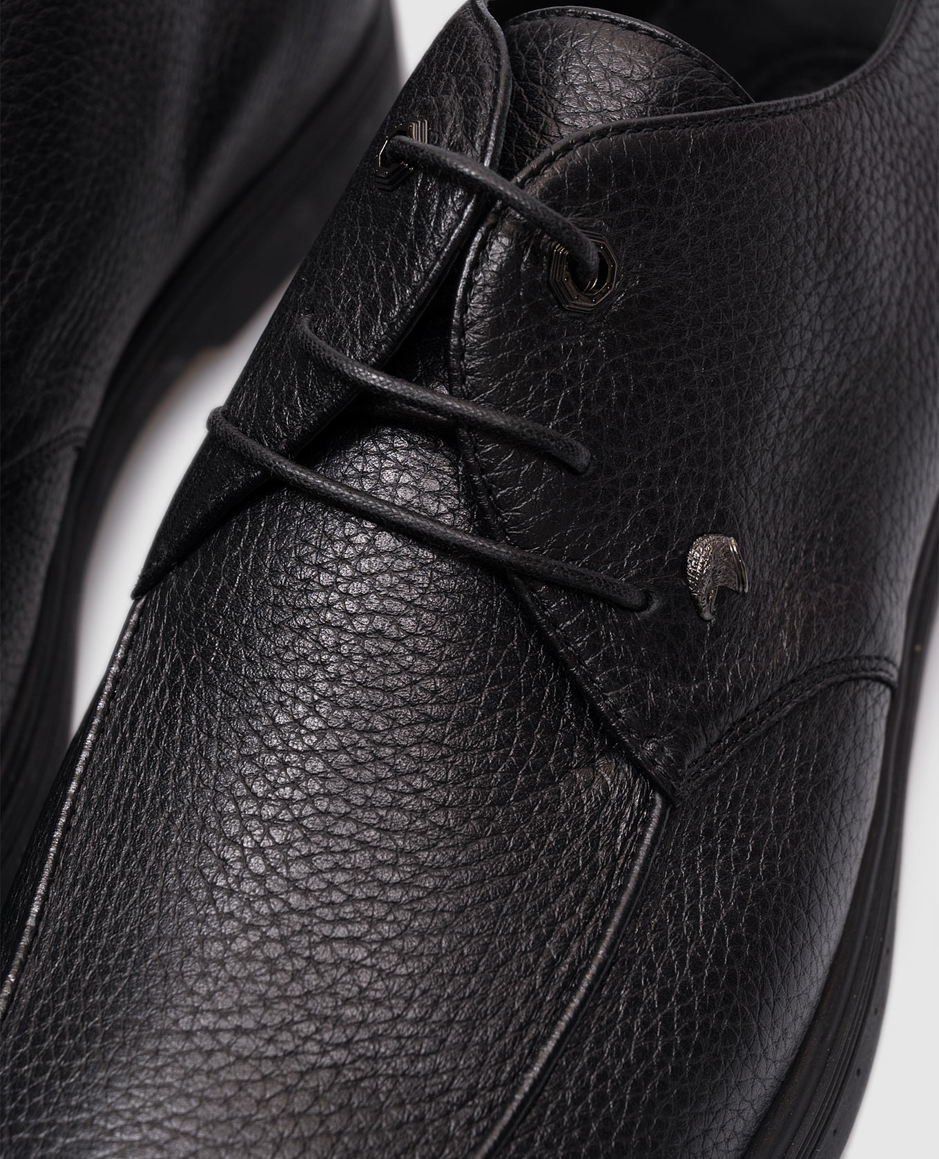 Black leather derby shoes with a metal eagle head emblem Stefano Ricci
Black leather derby shoes with a metal eagle head emblem Stefano Ricci