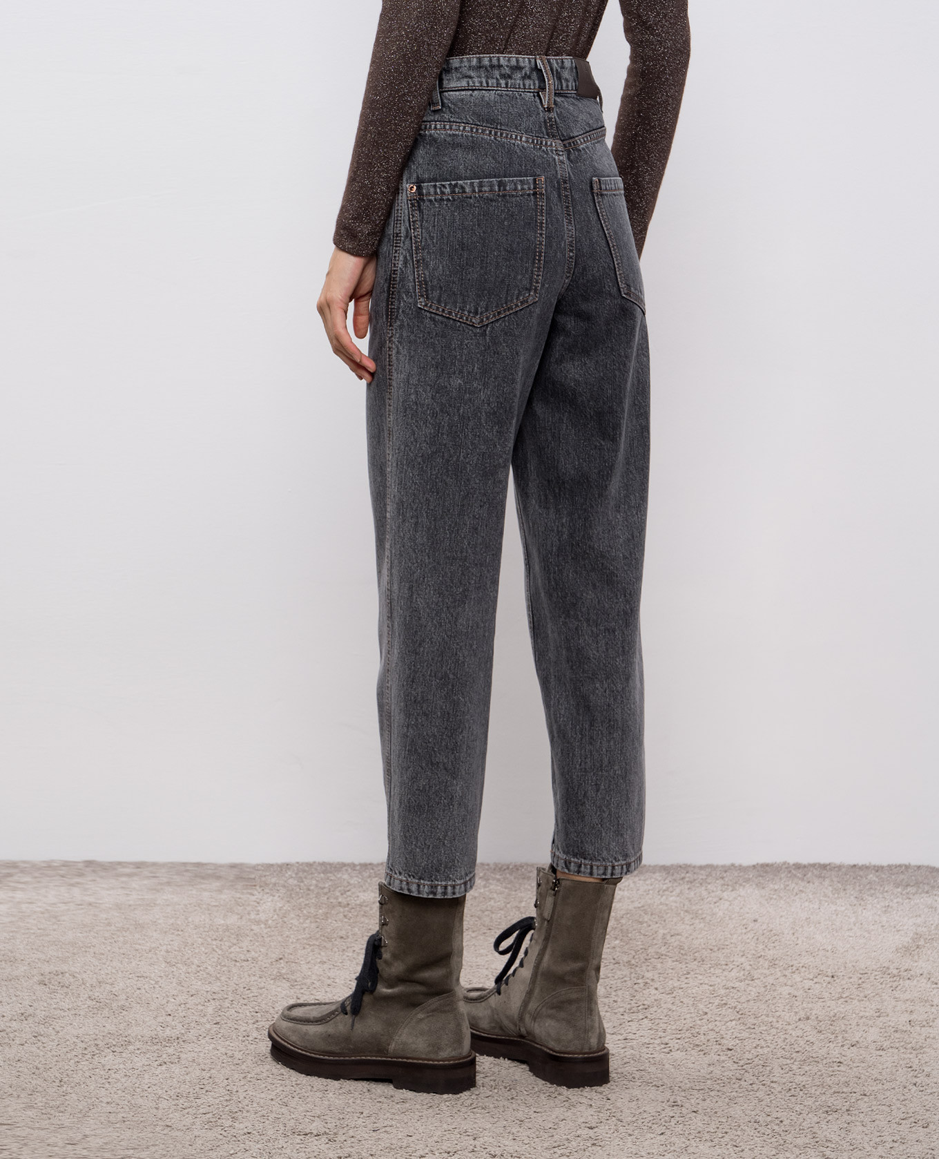Gray mom jeans with a worn effect Brunello Cucinelli, Grey
Gray mom jeans with a worn effect Brunello Cucinelli, Grey