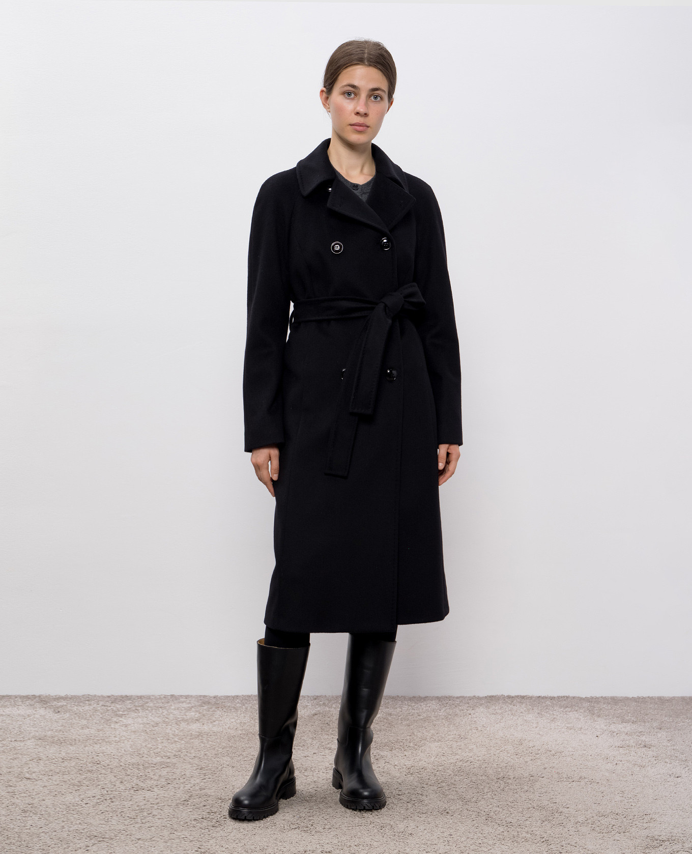 Black double-breasted wool coat Heresis
Black double-breasted wool coat Heresis