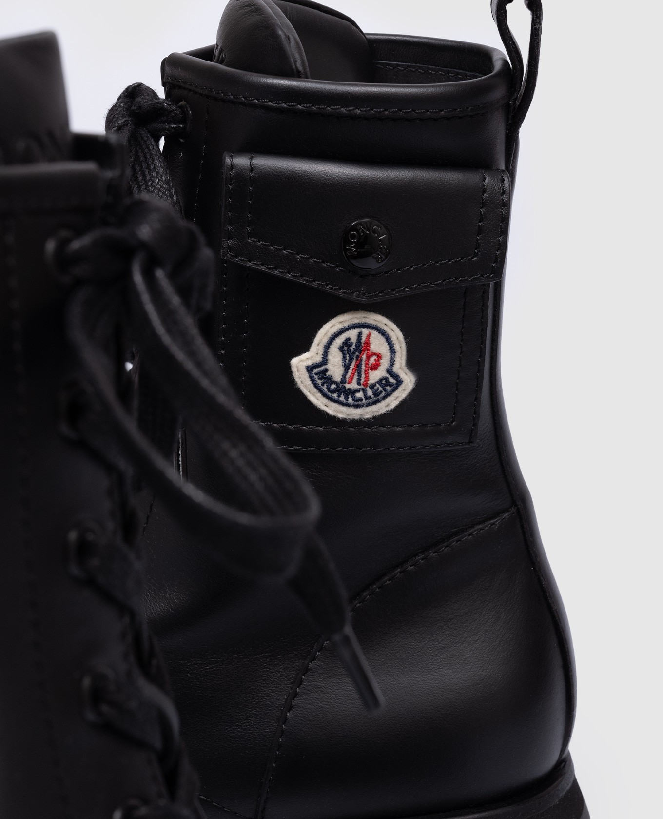 Gigi Logo Black Leather Worms Moncler
Gigi Logo Black Leather Worms Moncler