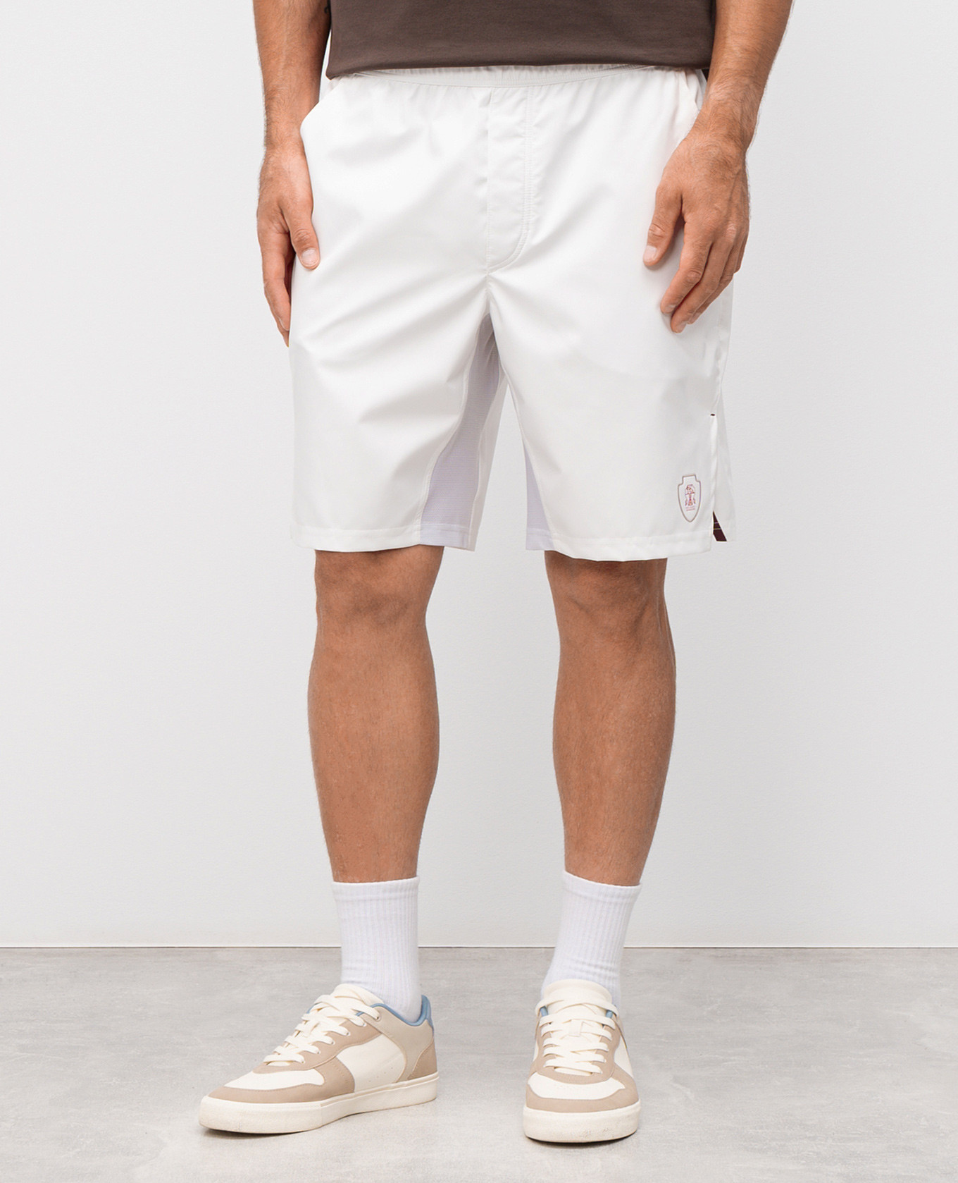 White shorts with logo emblem Brunello Cucinelli
White shorts with logo emblem Brunello Cucinelli