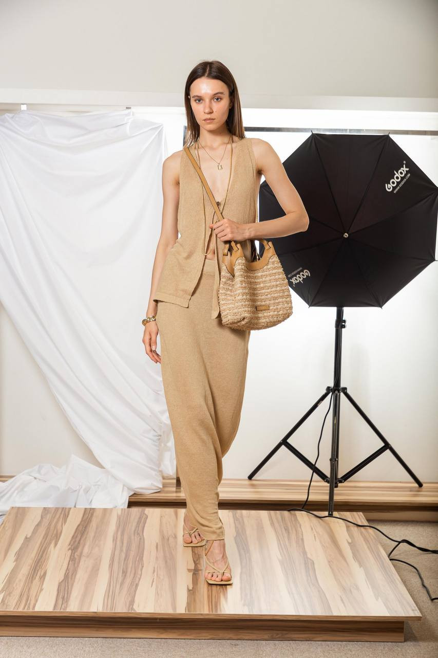 A beige suit made of a vest and a skirt made of linen Babe Pay Pls
A beige suit made of a vest and a skirt made of linen Babe Pay Pls