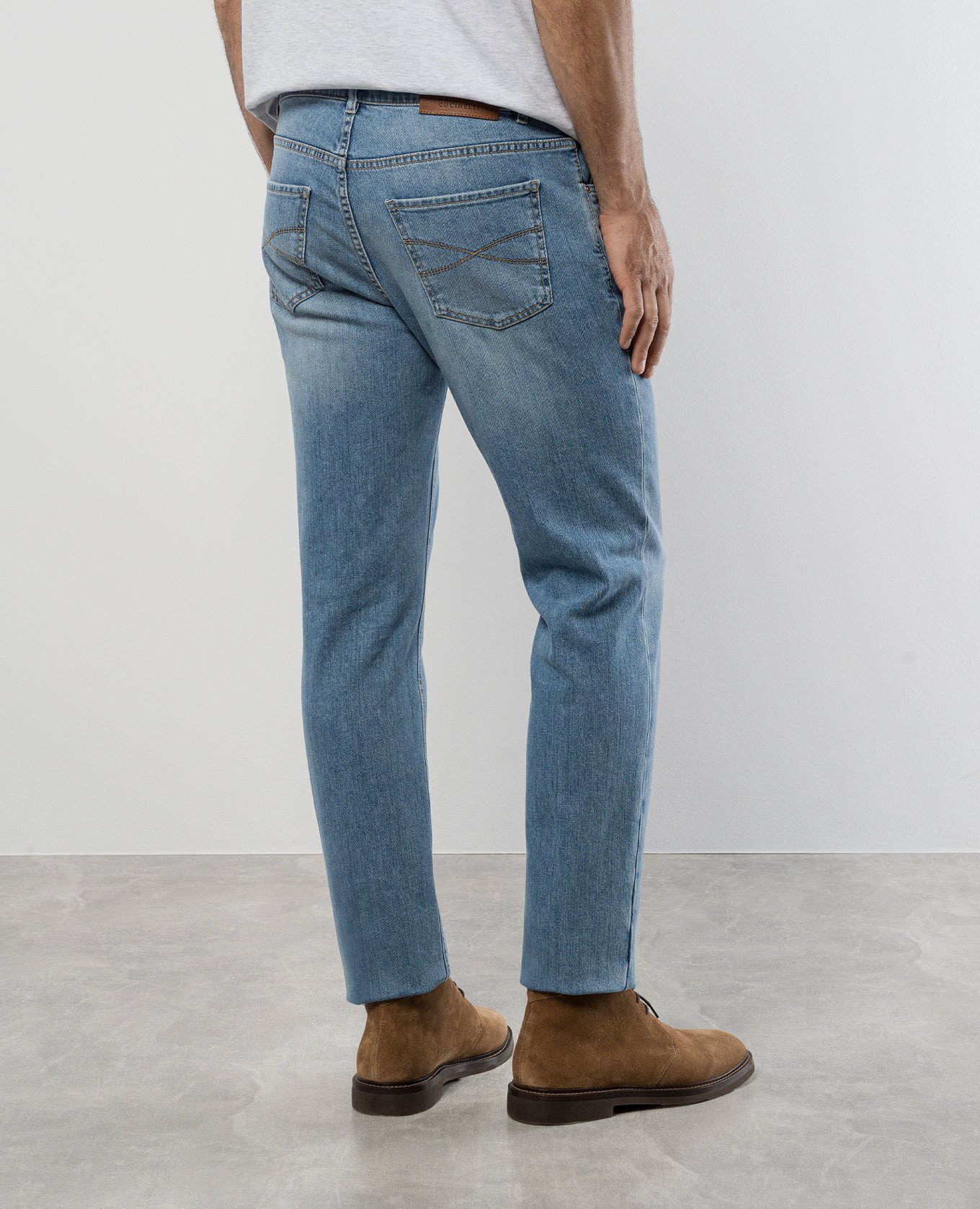 Blue distressed jeans with logo patch Brunello Cucinelli, Light blue
Blue distressed jeans with logo patch Brunello Cucinelli, Light blue