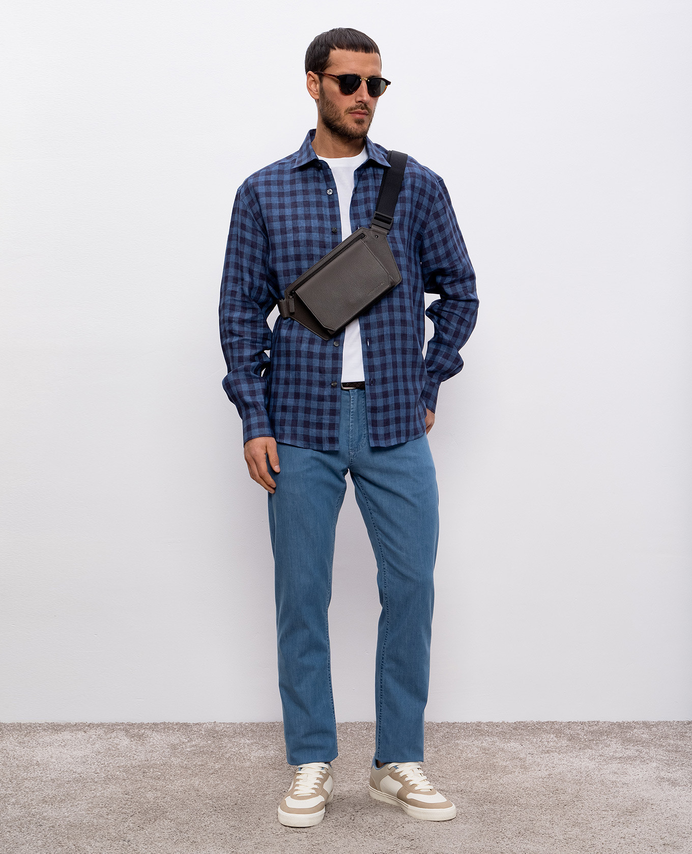 Blue jeans with logo patch Cashmere&Whiskey, Light blue
Blue jeans with logo patch Cashmere&Whiskey, Light blue