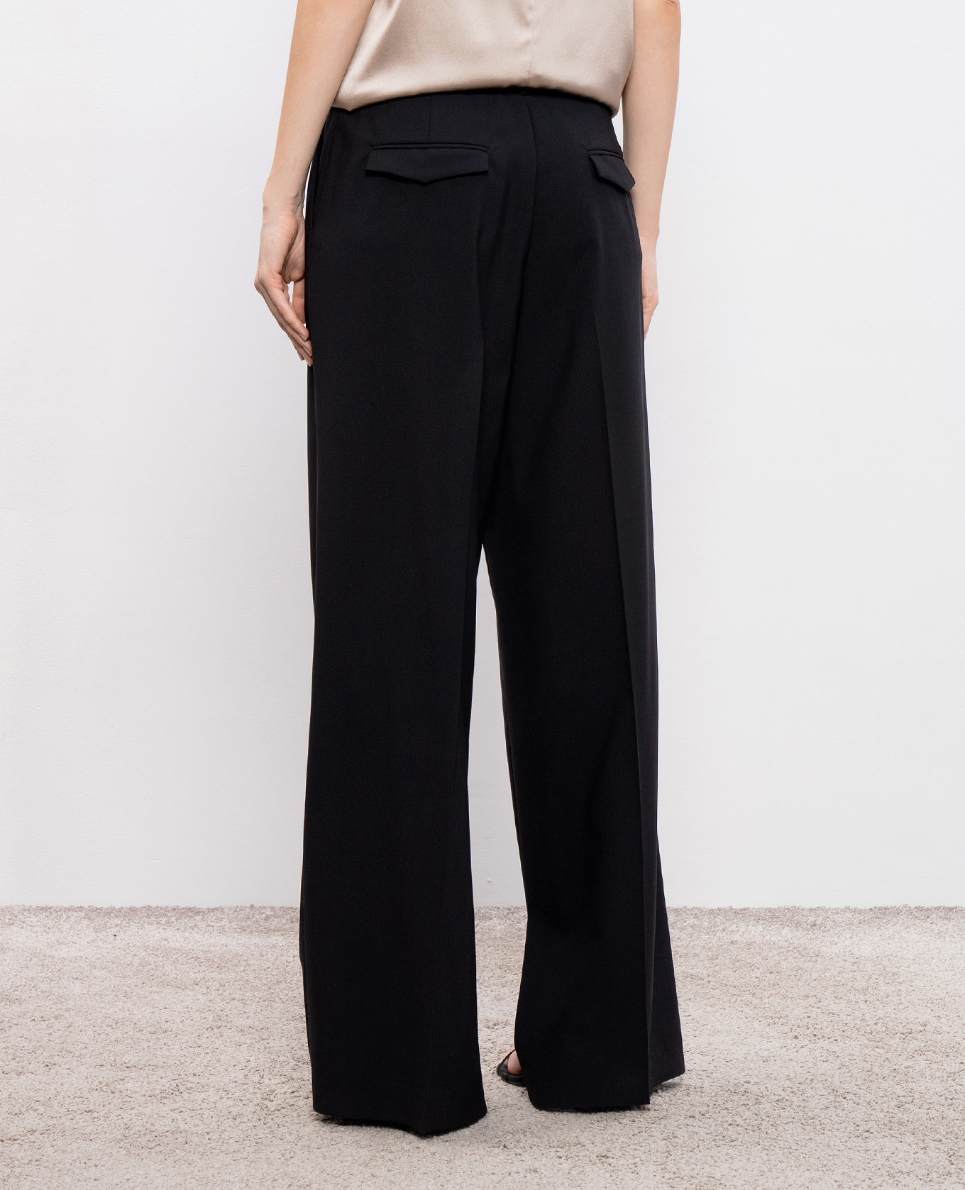 

Black wool pants with brand patch Peserico