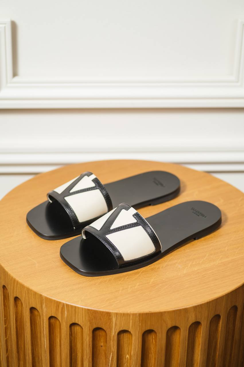 

VIVA SUPERSTAR beige leather flip-flops Valentino