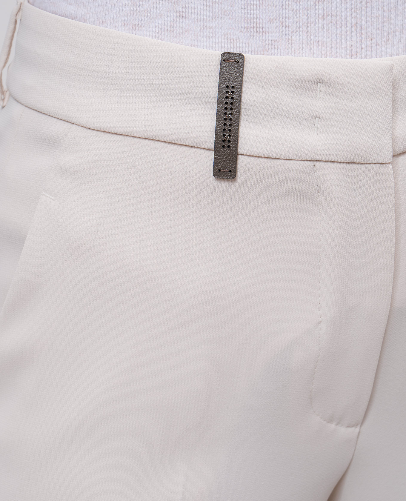 

Beige pants with a brand patch Peserico