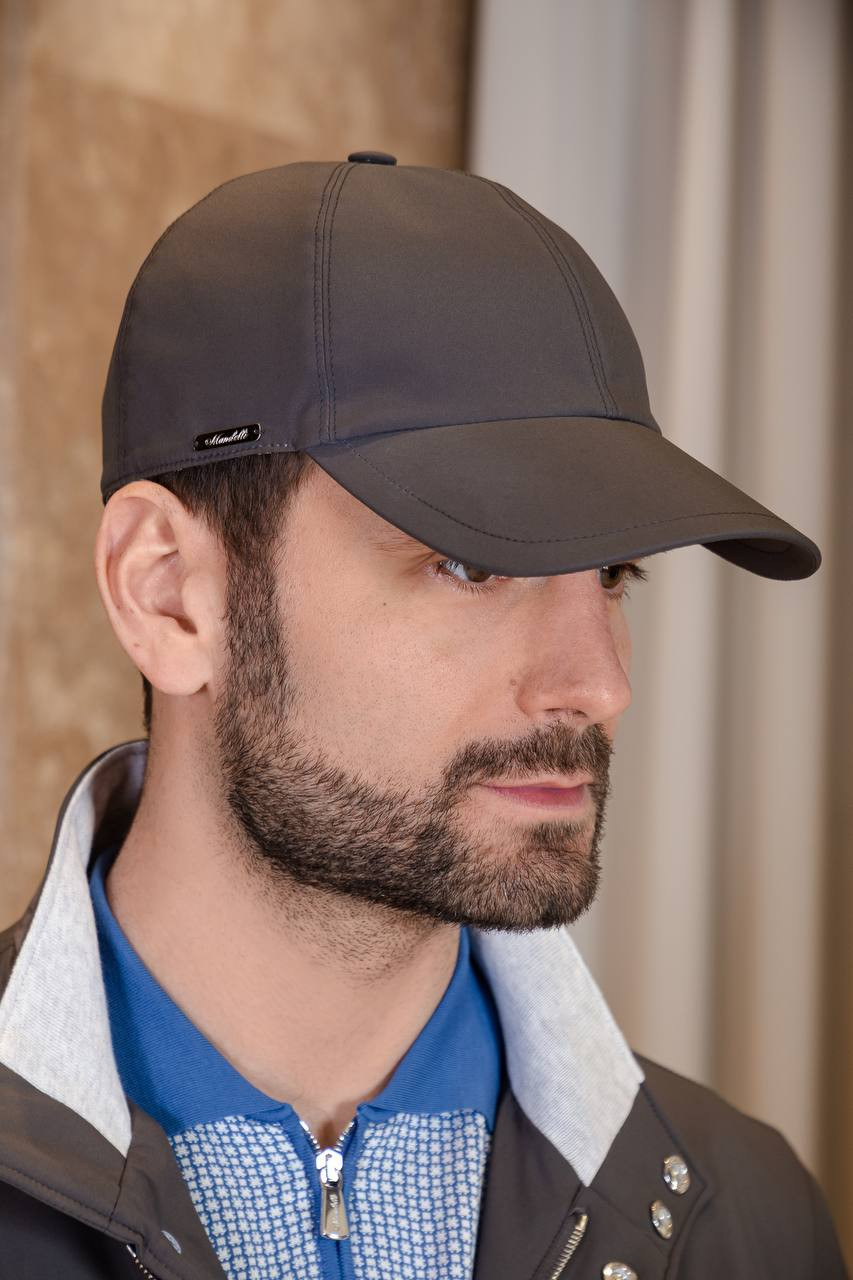 

Green cap with logo Enrico Mandelli