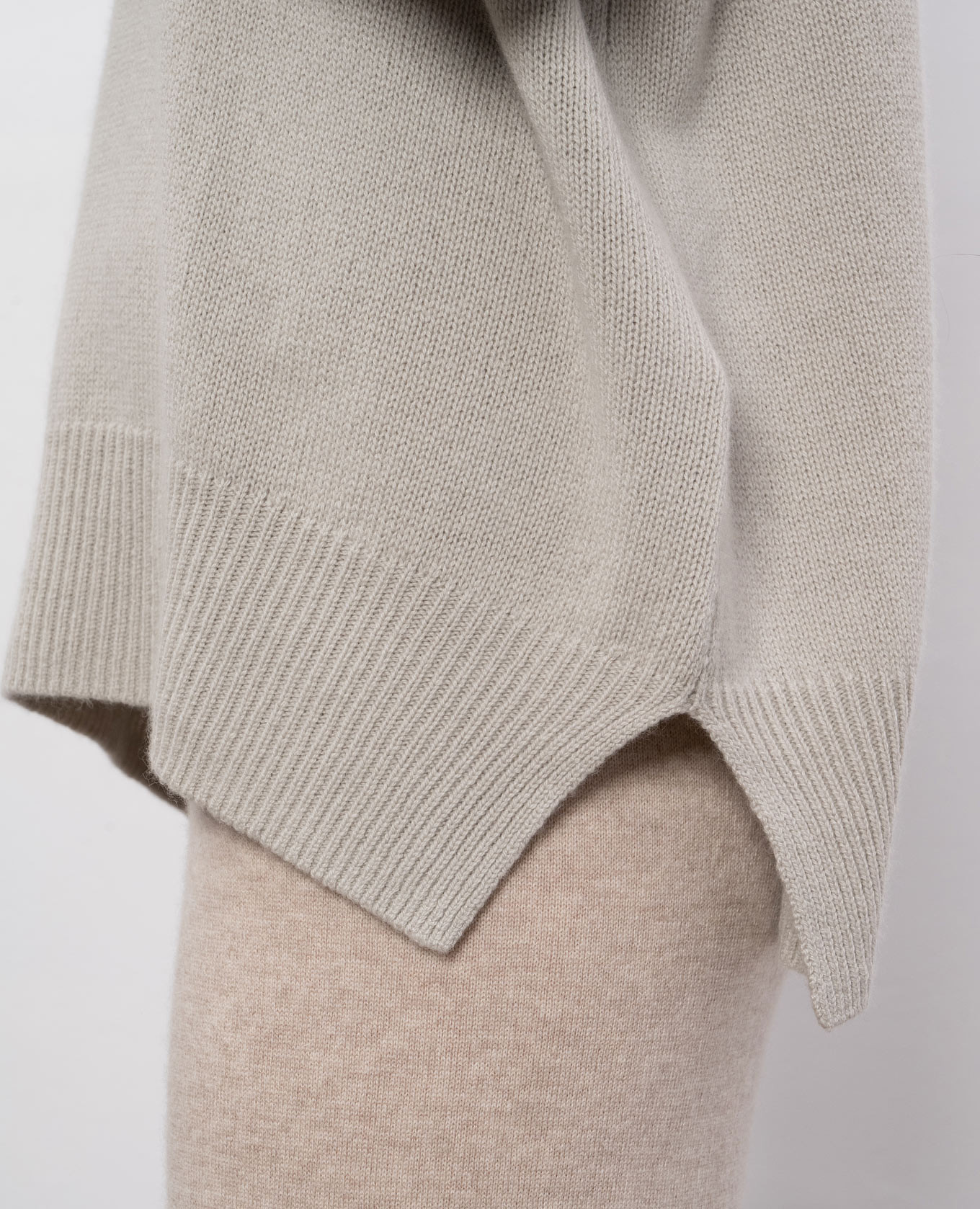 

Grey cashmere sweater with slits Allude