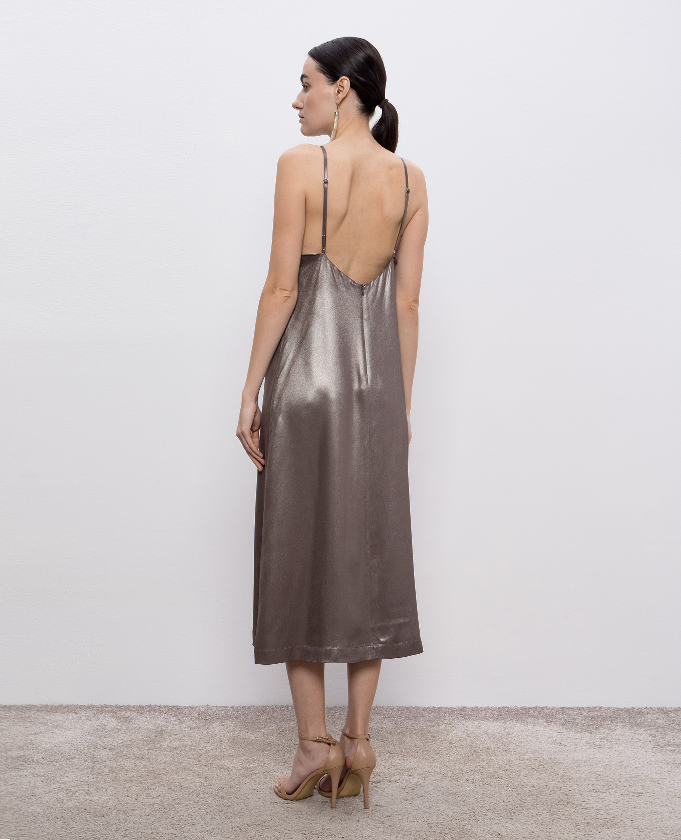 

Brown dress with monil chain Peserico