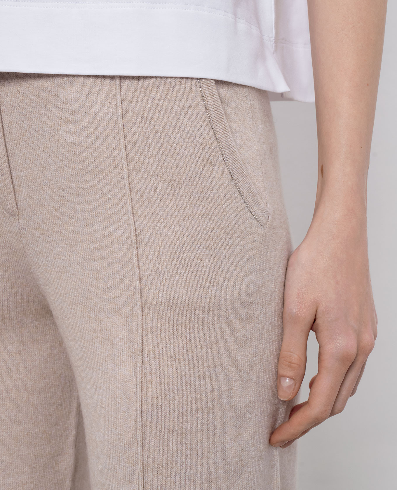 

Beige wool, silk and cashmere trousers with a monil chain Peserico