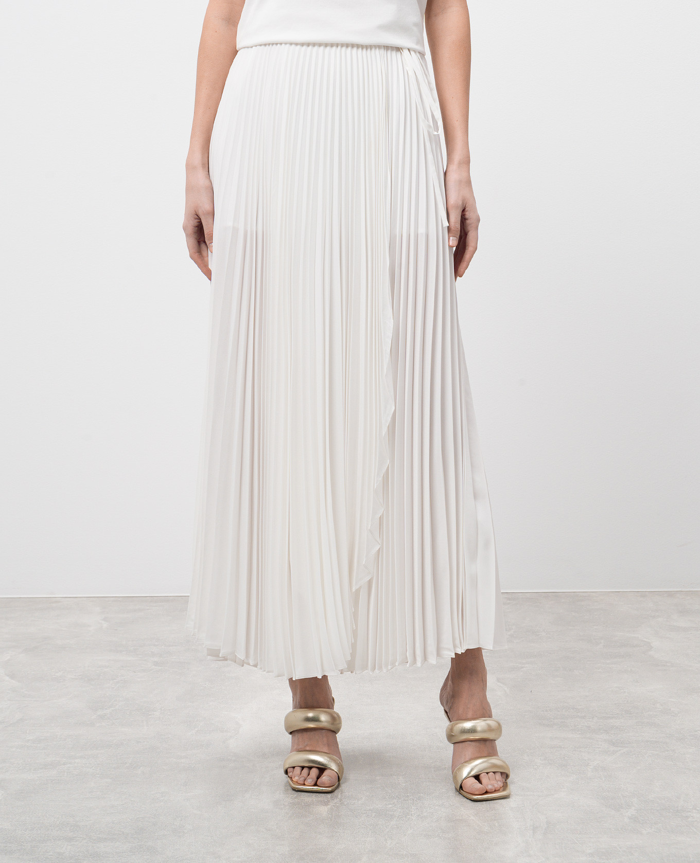 

White pleated skirt with a smell Twinset