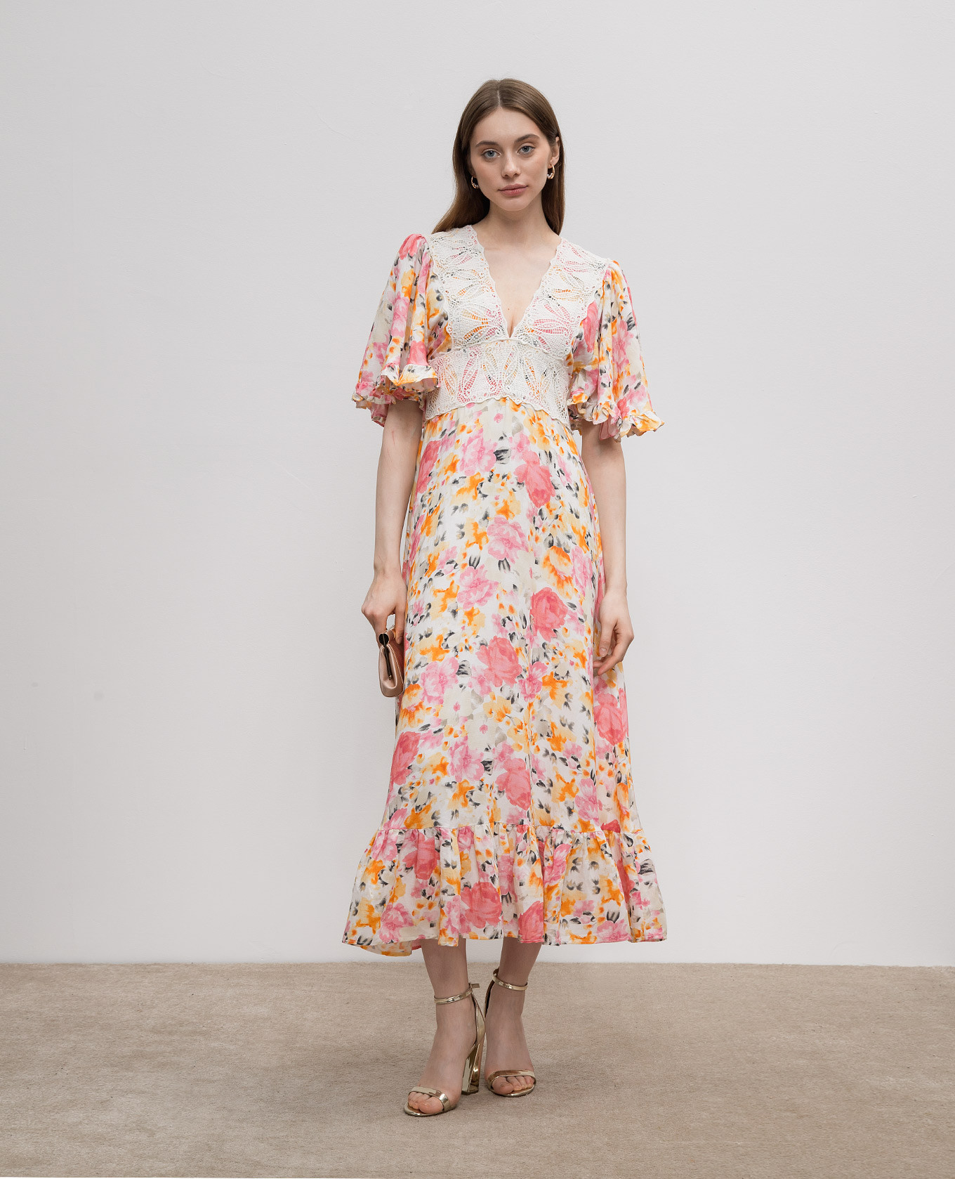 

Beige dress with linen in a floral print with lace byTimo