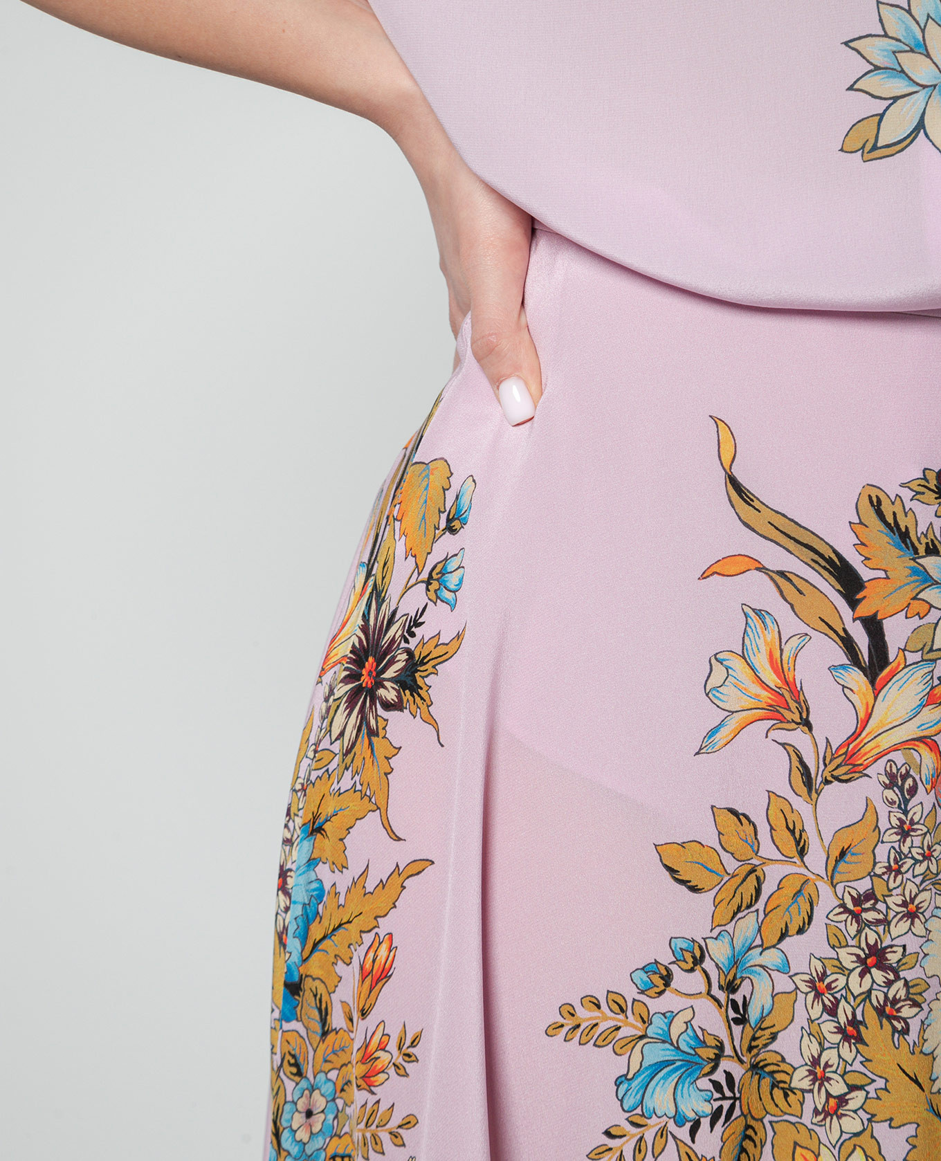 

Pink skirt made of silk in a floral pattern with ruffles Etro