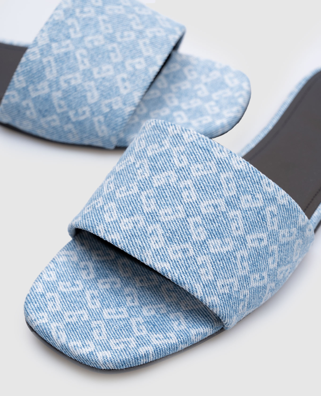 

Blue flip-flops with monogram logo Givenchy, Light blue