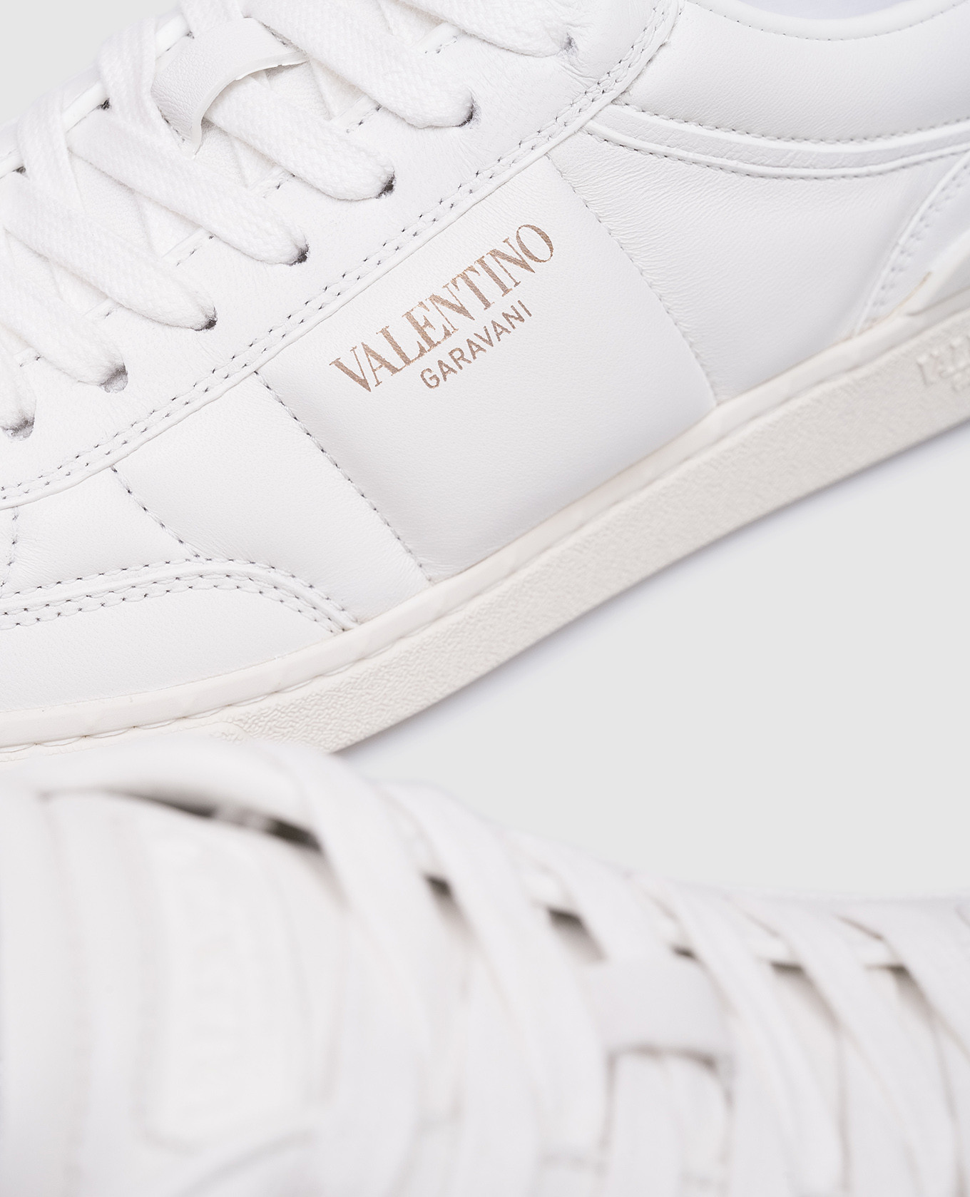 

White leather sneakers with a logo patch Valentino