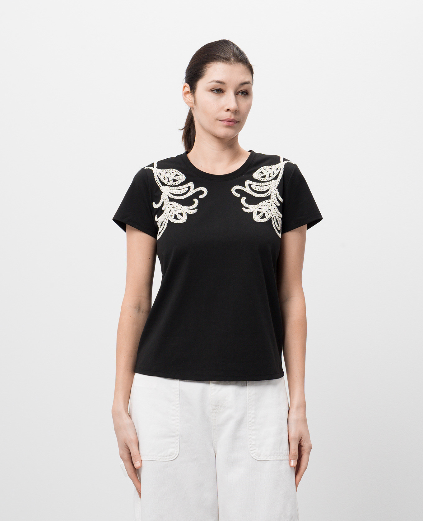 

Black T-shirt with contrast embroidery Twinset