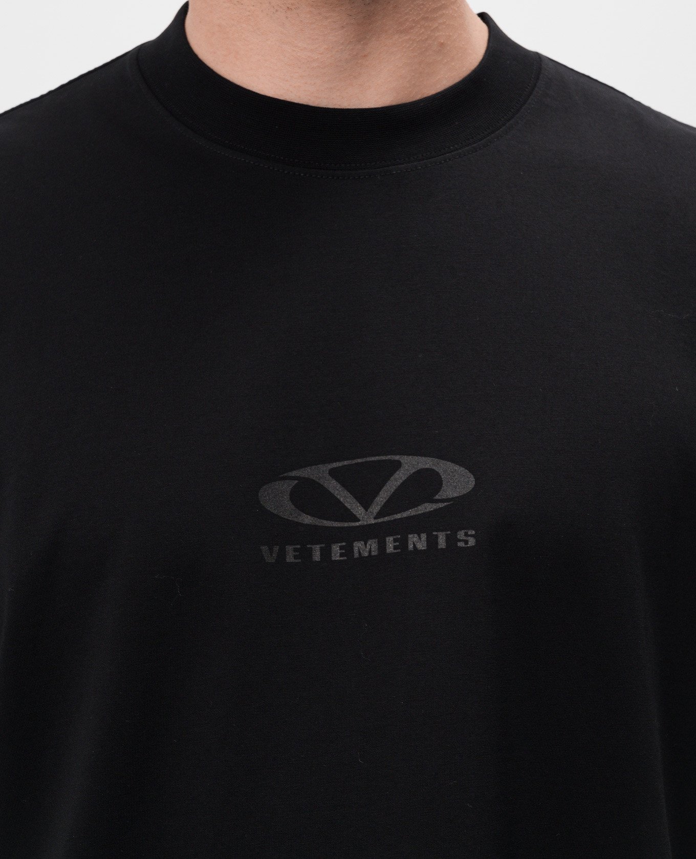 

Black t-shirt with matching logo print Vetements