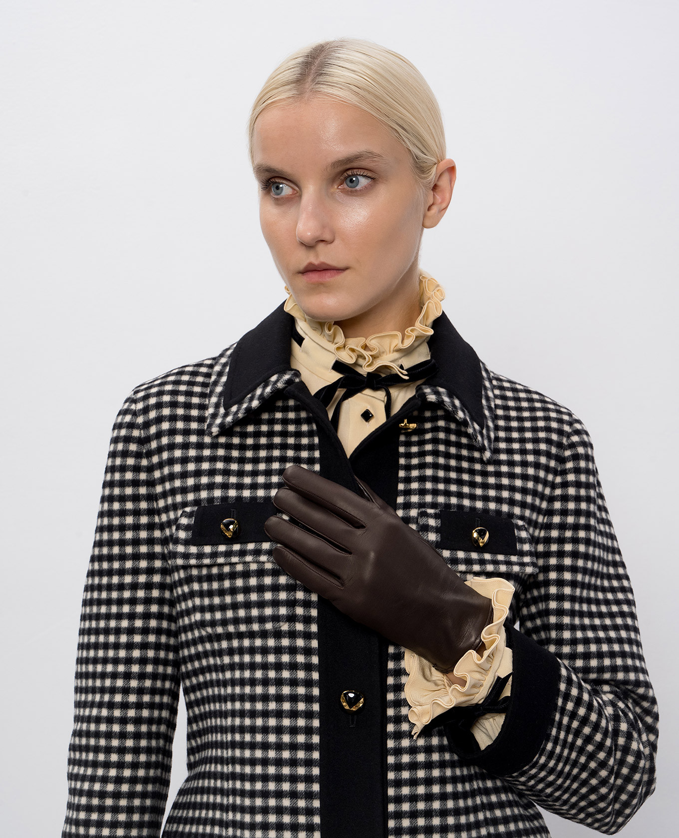 

Brown leather gloves with button Sermoneta Gloves