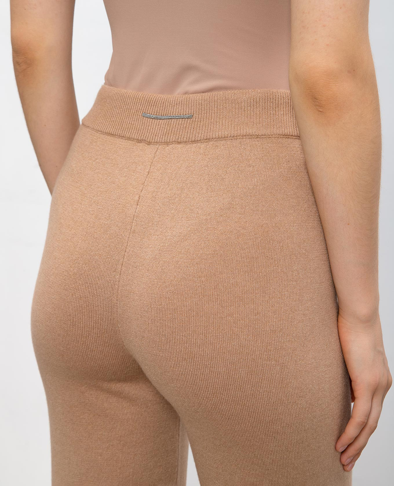 

Beige pants made of wool, silk and cashmere with a monil chain Peserico