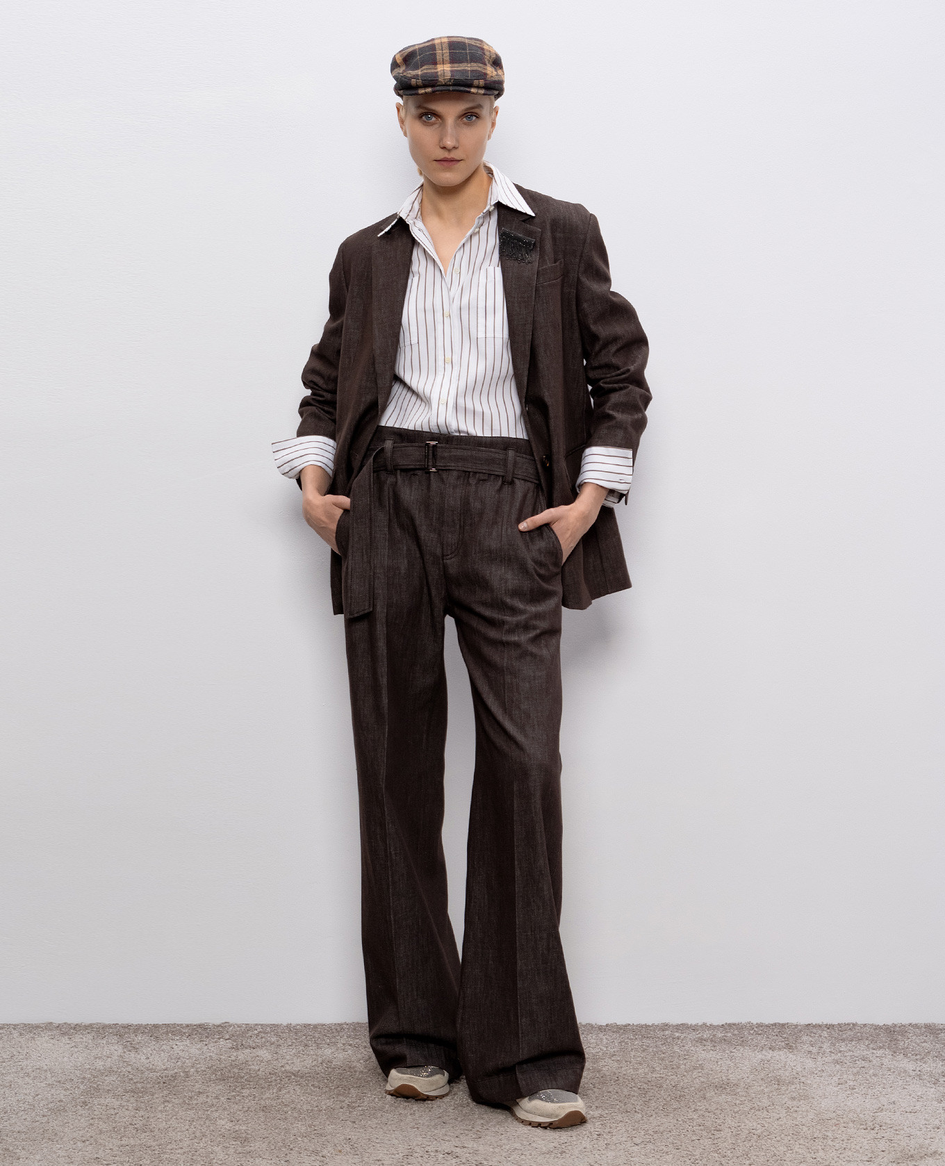 

Brown jacket with brooch Brunello Cucinelli