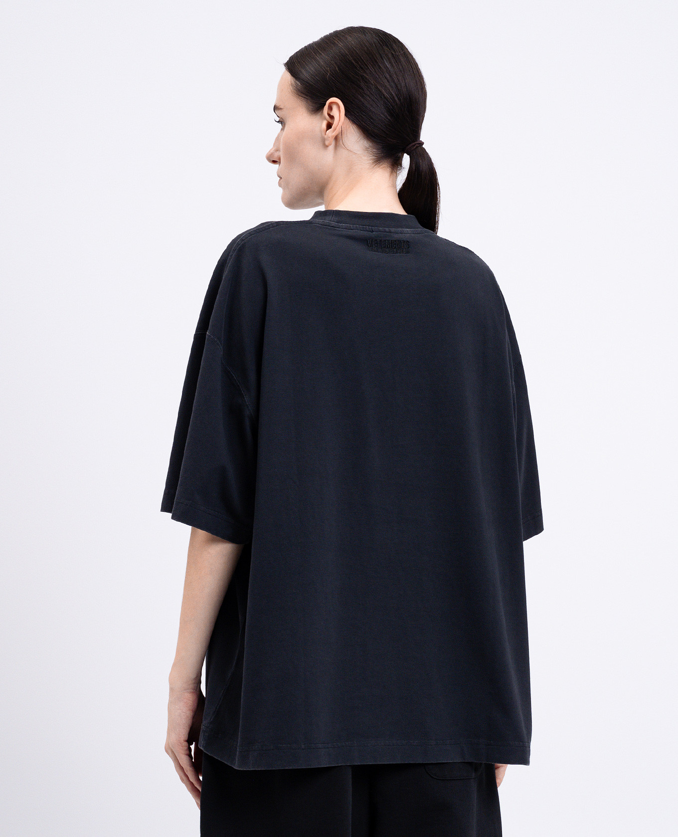 

Black T-shirt with a print of the inscription Vetements