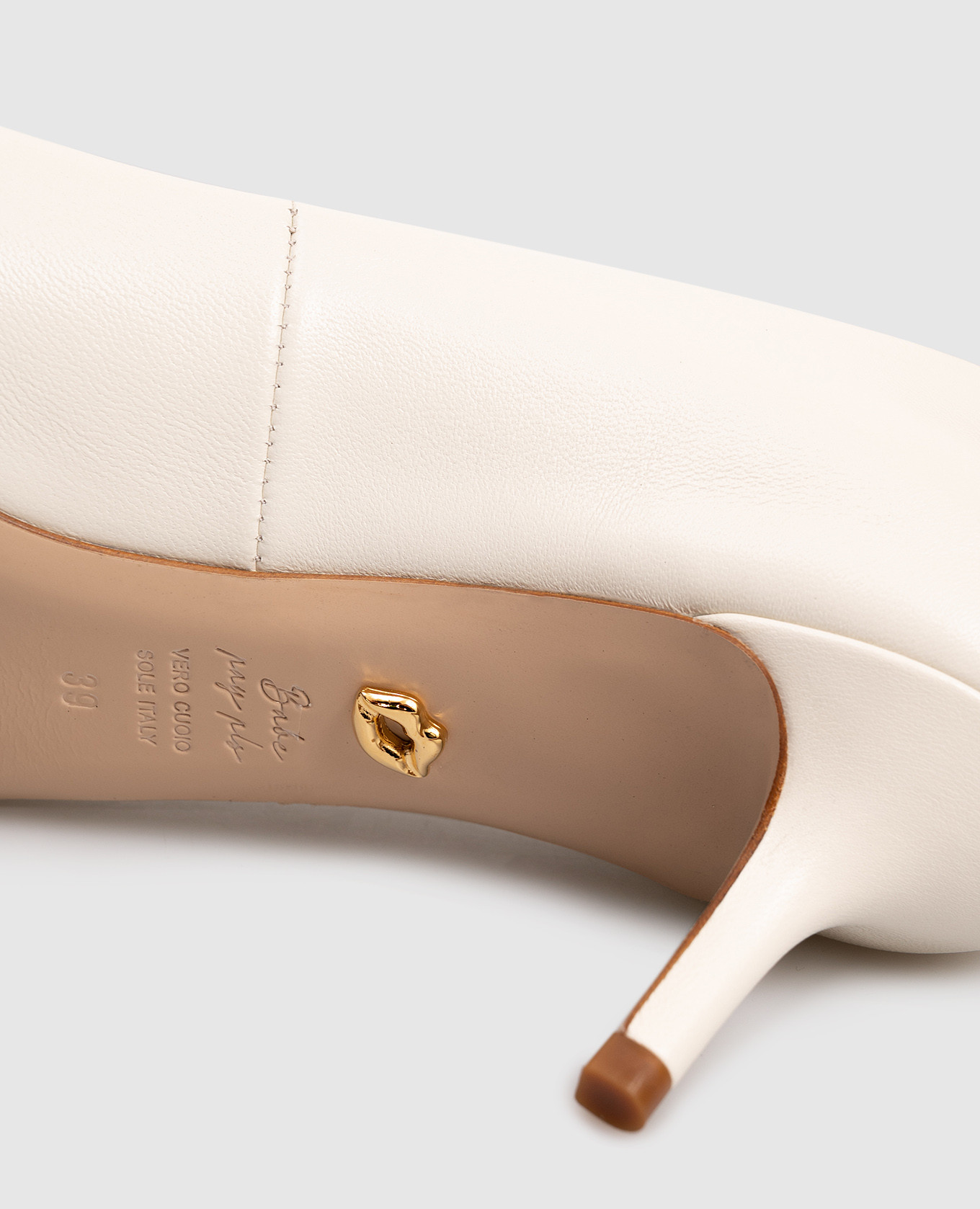 

Beige leather shoes Babe Pay Pls