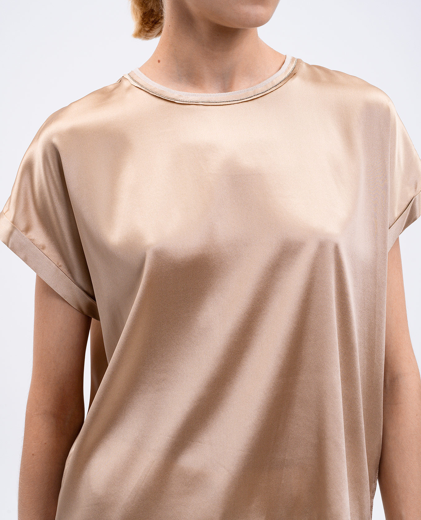 

Beige silk top with monil chain Peserico