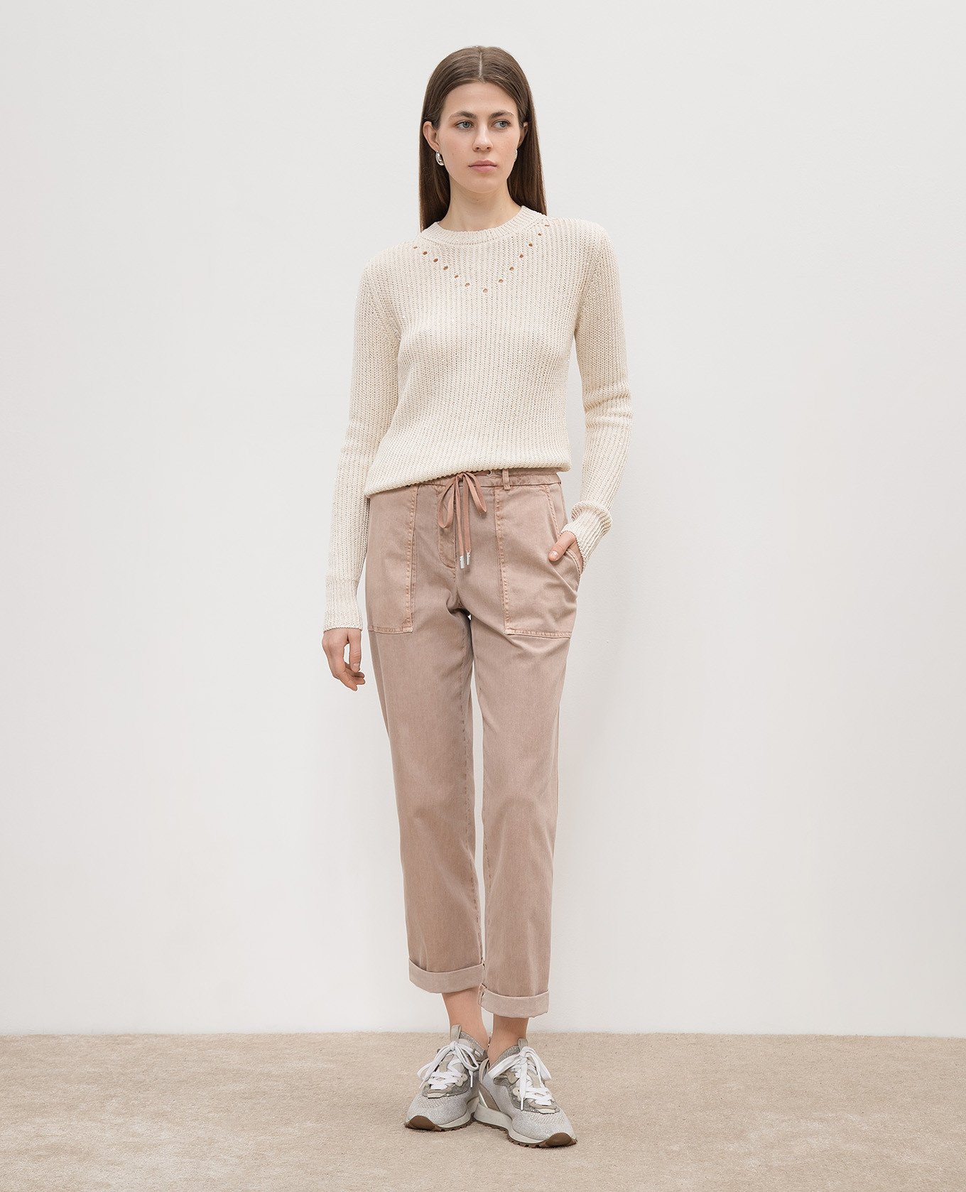 

Beige pants with a brand patch Peserico