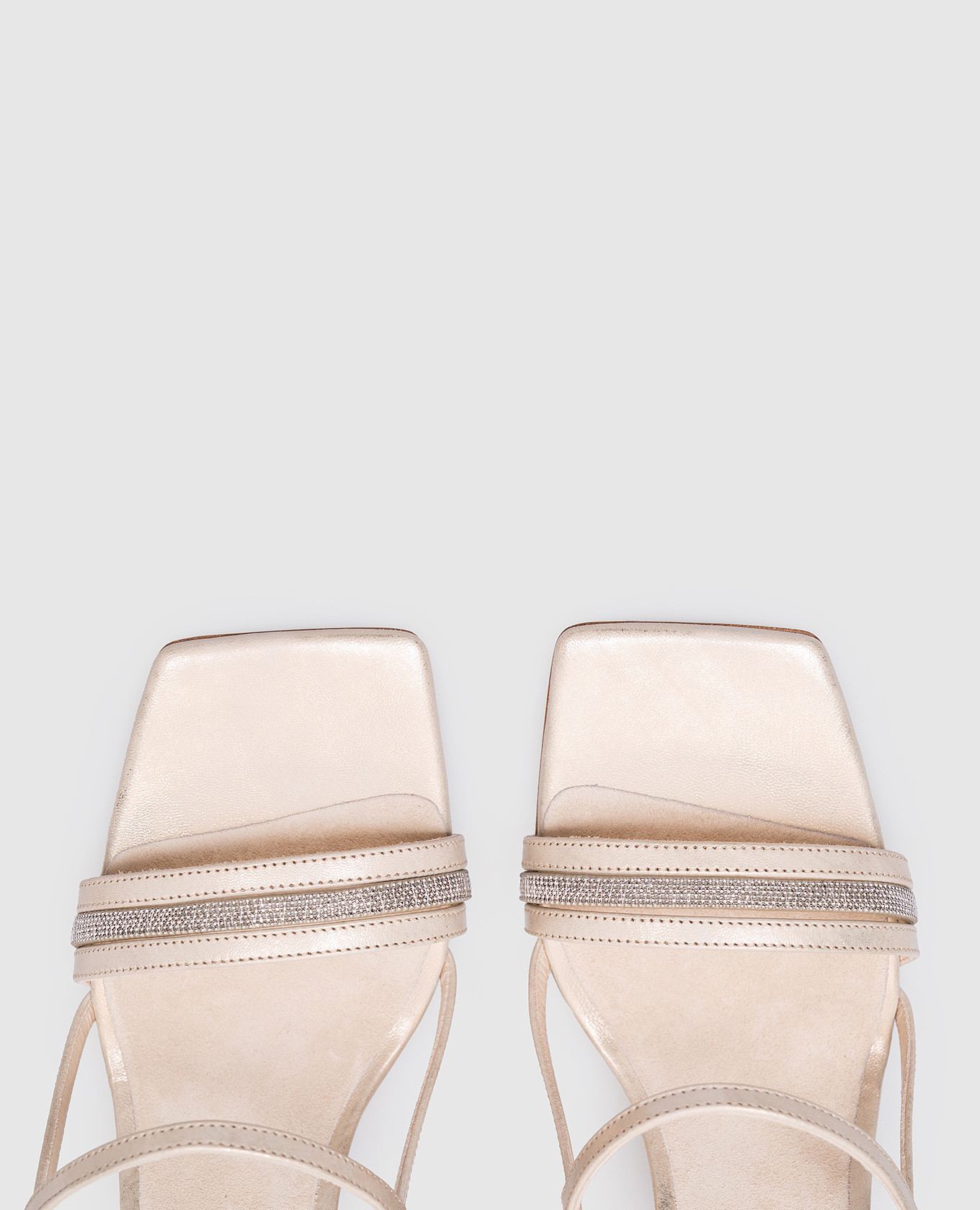 

Beige leather sandals with a monil chain Peserico