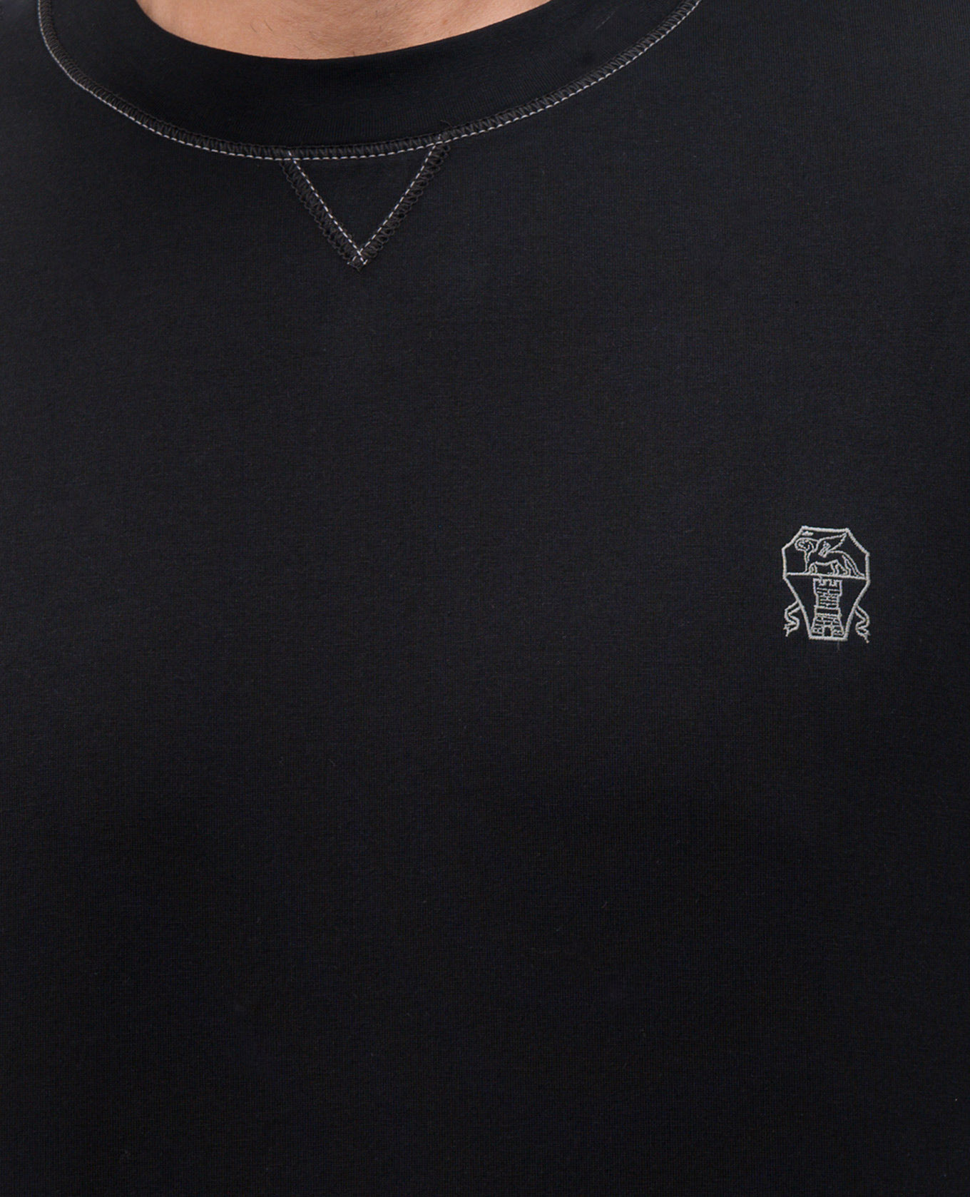 

Black T-shirt with embroidered emblem Brunello Cucinelli