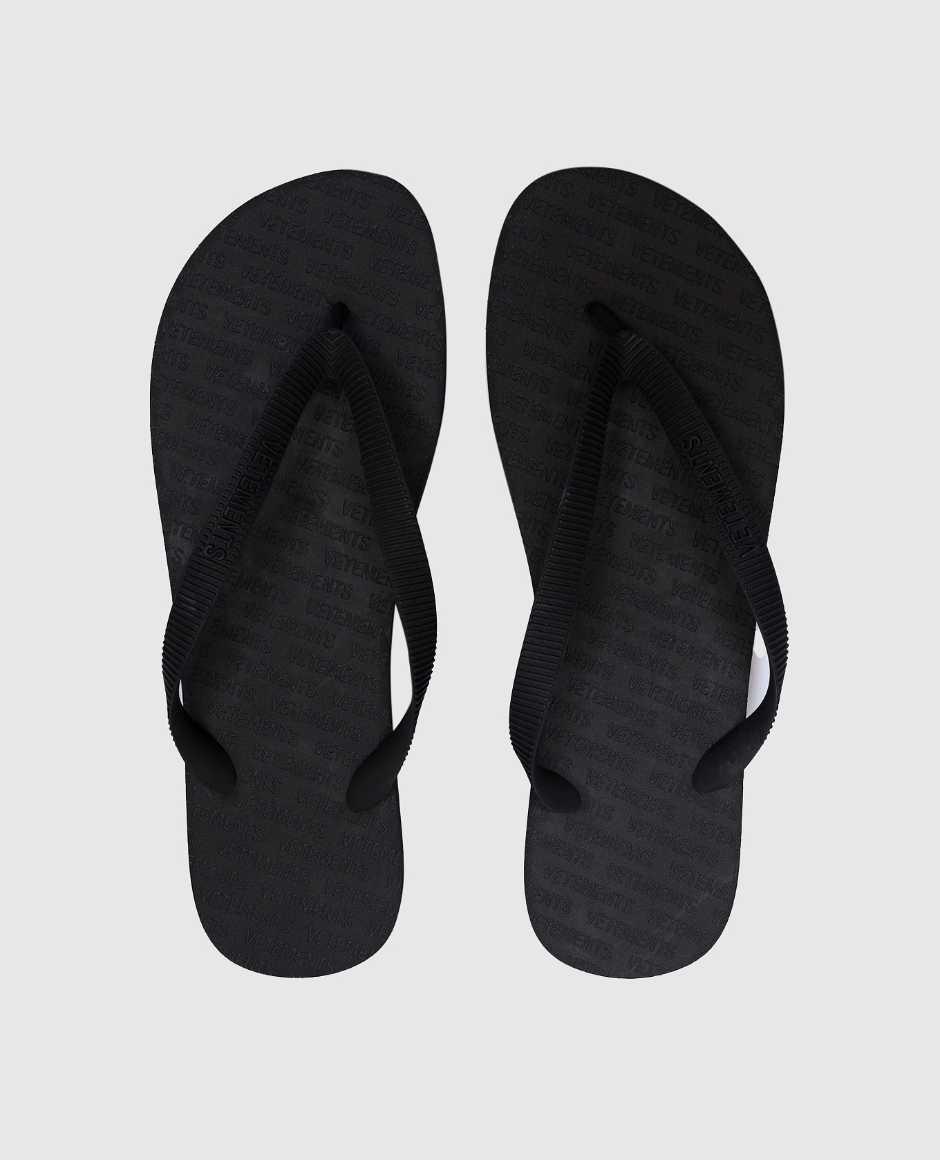 

Black flip-flops with textured logo Vetements