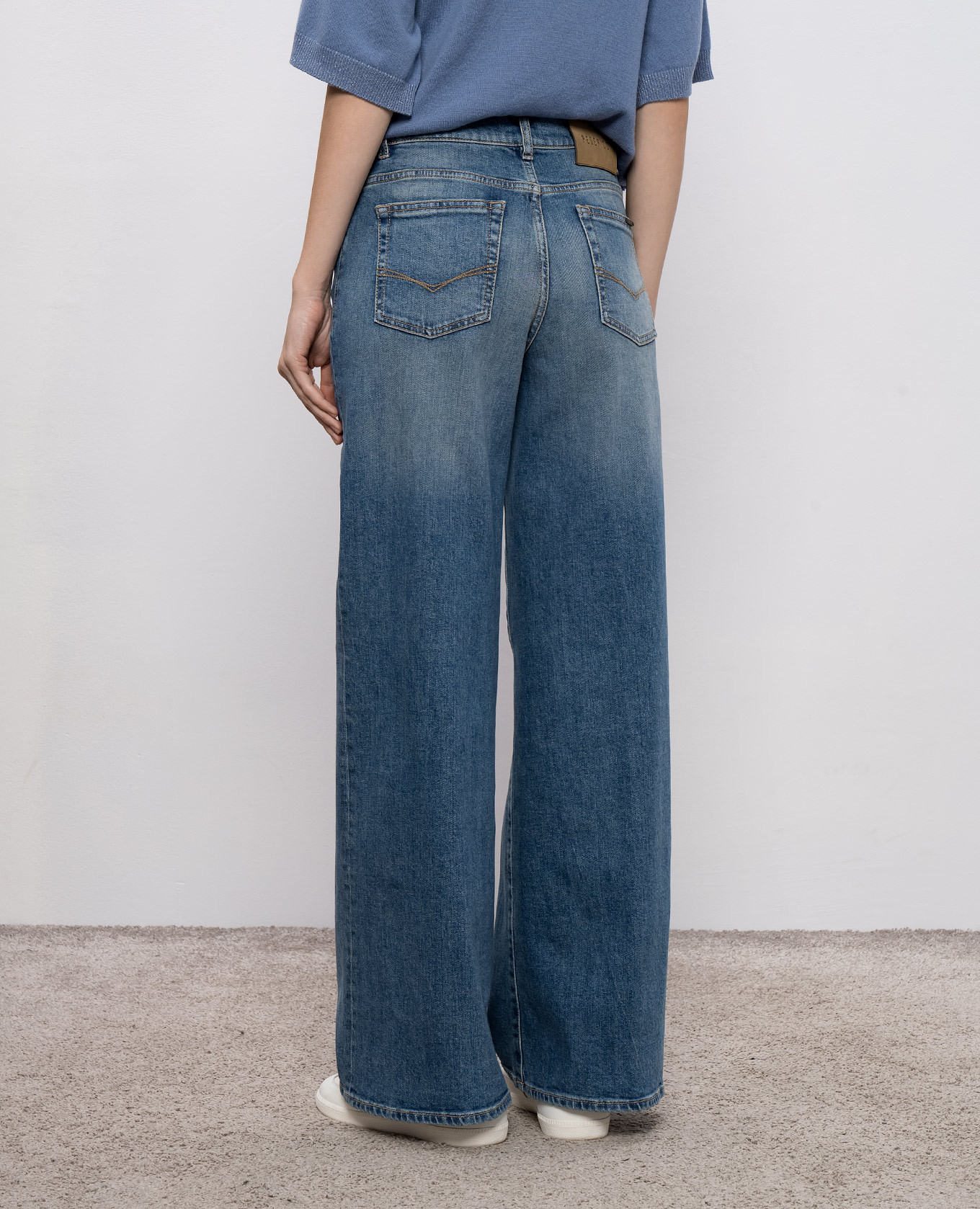 

Blue flared jeans with a distressed effect Peserico