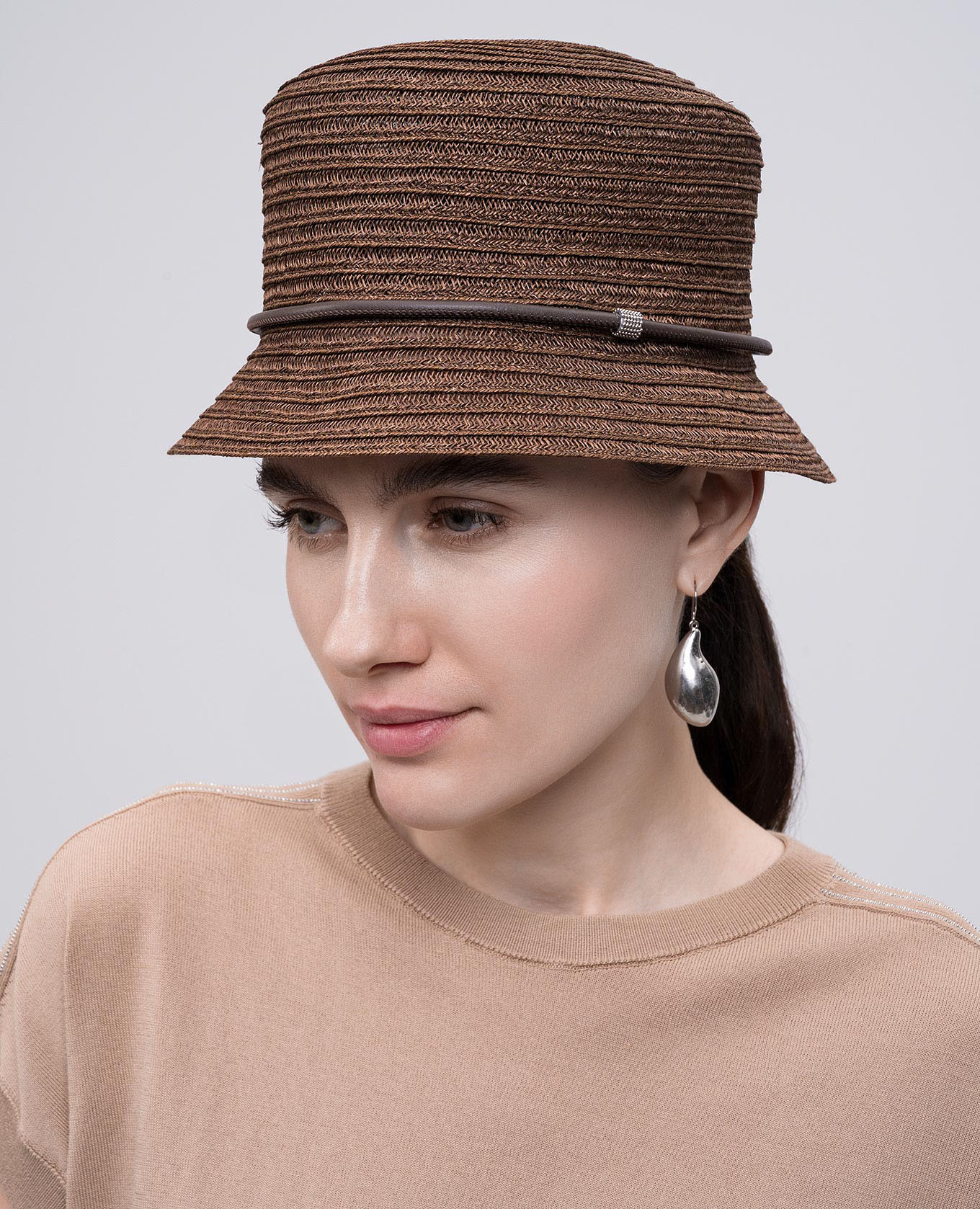 

Brown hemp hat with monil chain Peserico